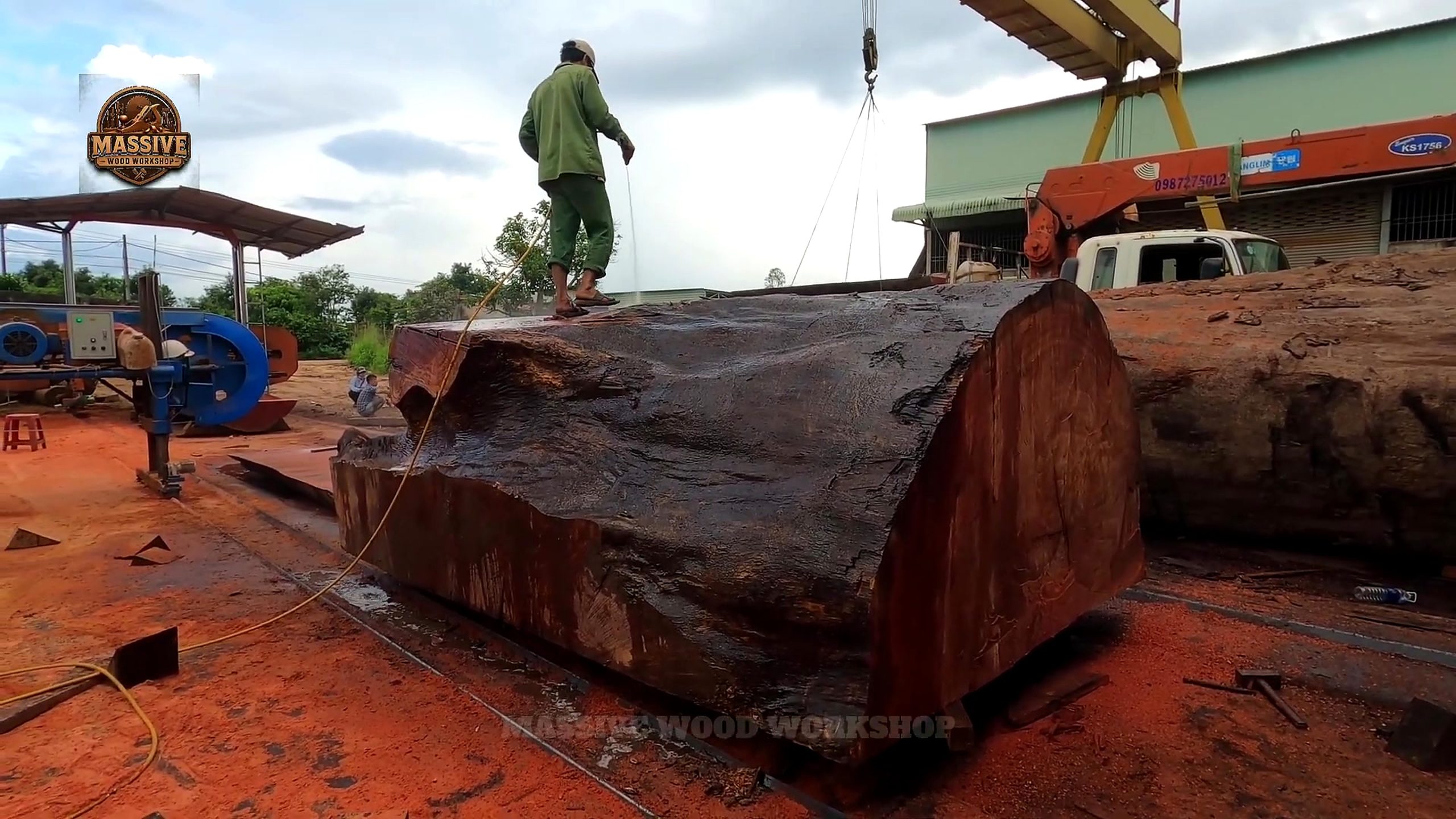 giant log round tabletop cutting process with crane handling before round slab planning