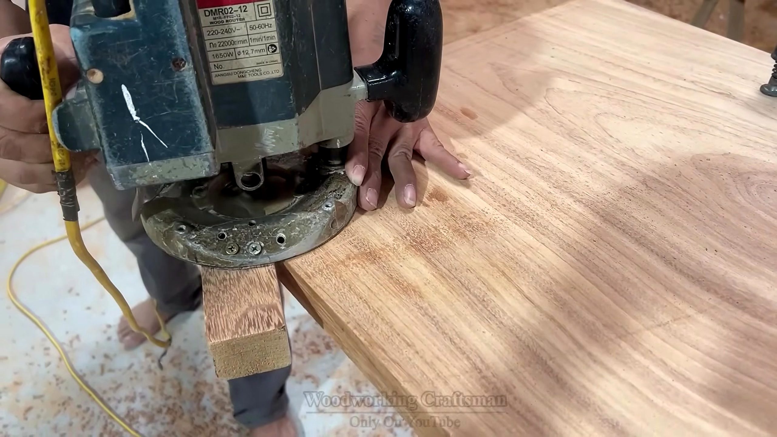 hardwood monolithic furniture process - the main work stage that carries the video's practical lesson