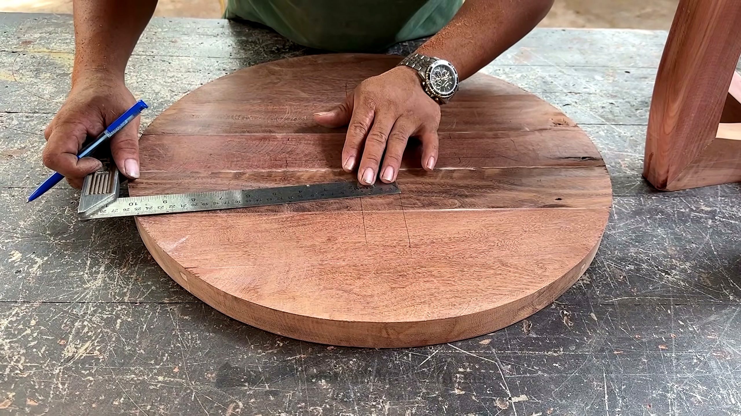 reusing old wood round table build - round tabletop marking