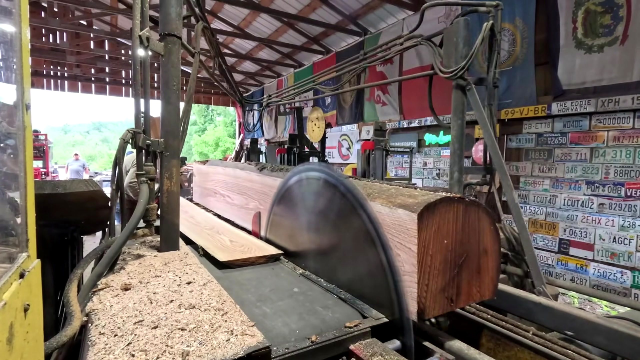 happy 4th july sawing big red log - the main work stage that carries the video's practical lesson