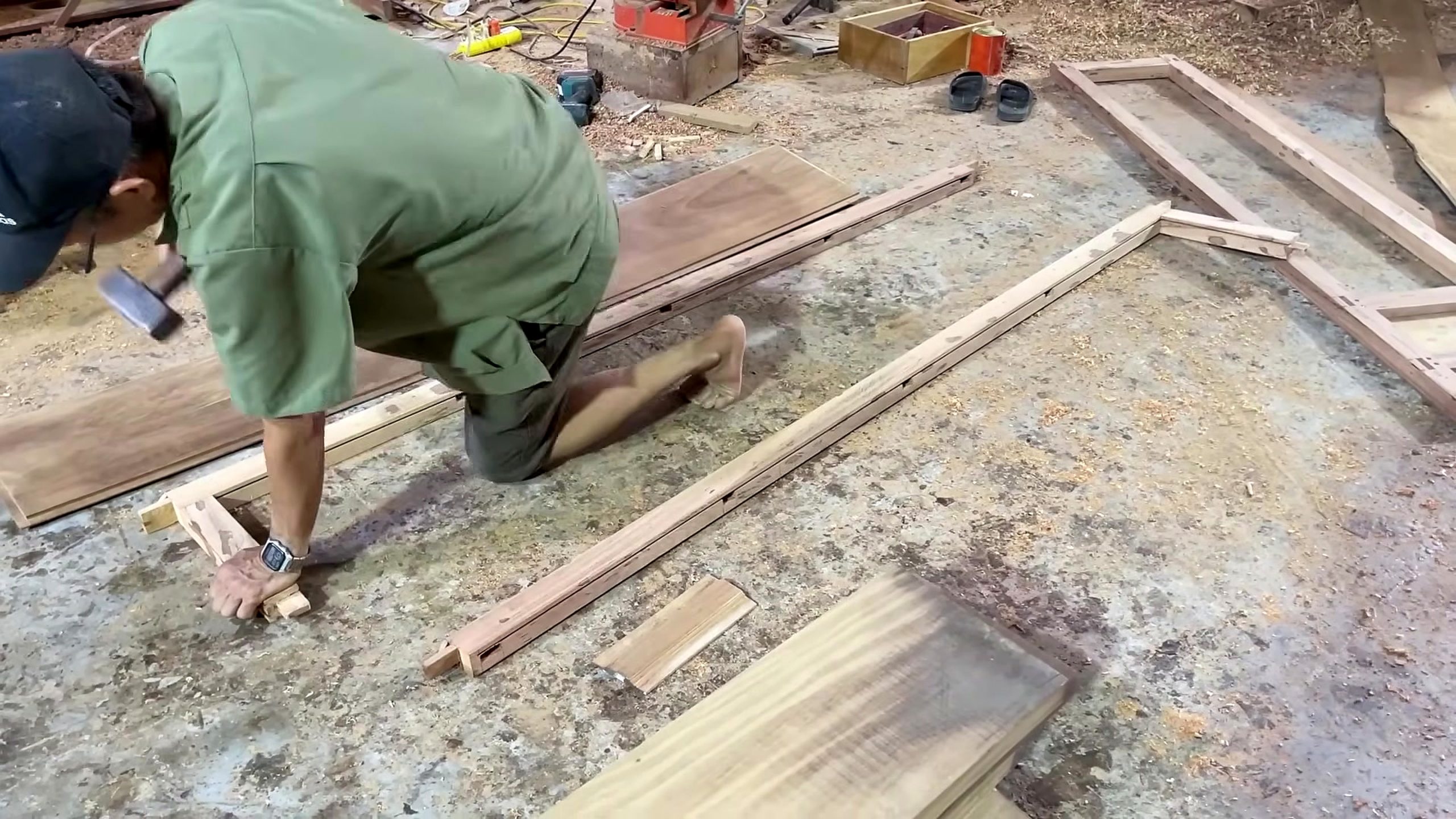 look year old carpenter detail best - the main work stage that carries the video's practical lesson