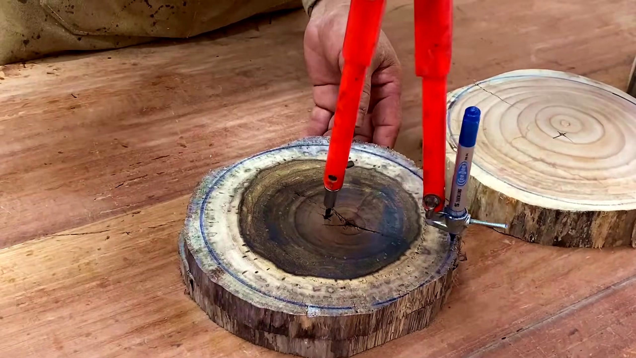 solid wood lathe bowl turning process - compass layout marked on a round solid wood slice before turning