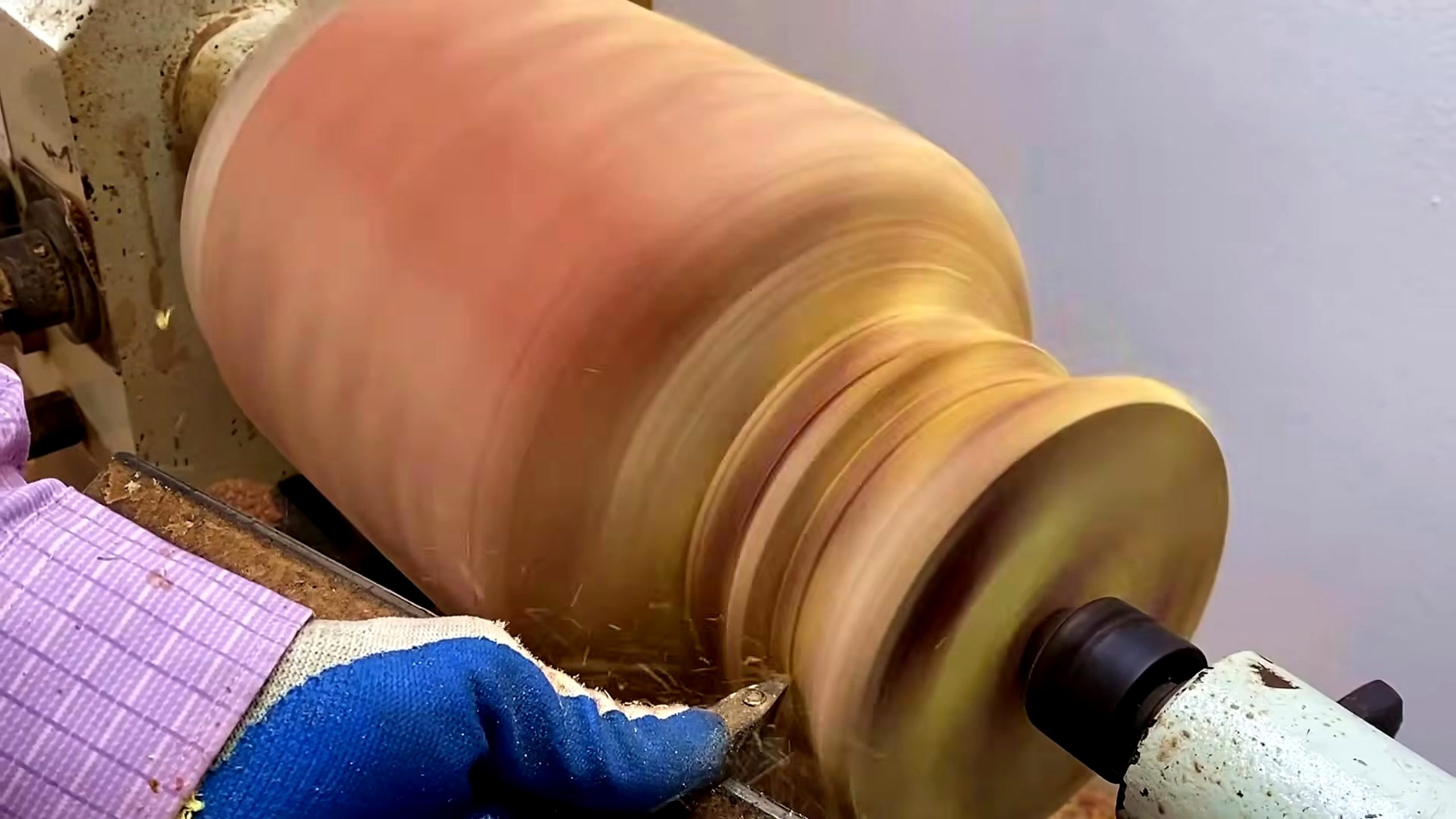 solid wood lathe bowl turning process - the turning tool cutting shoulder and rim details on the rotating form