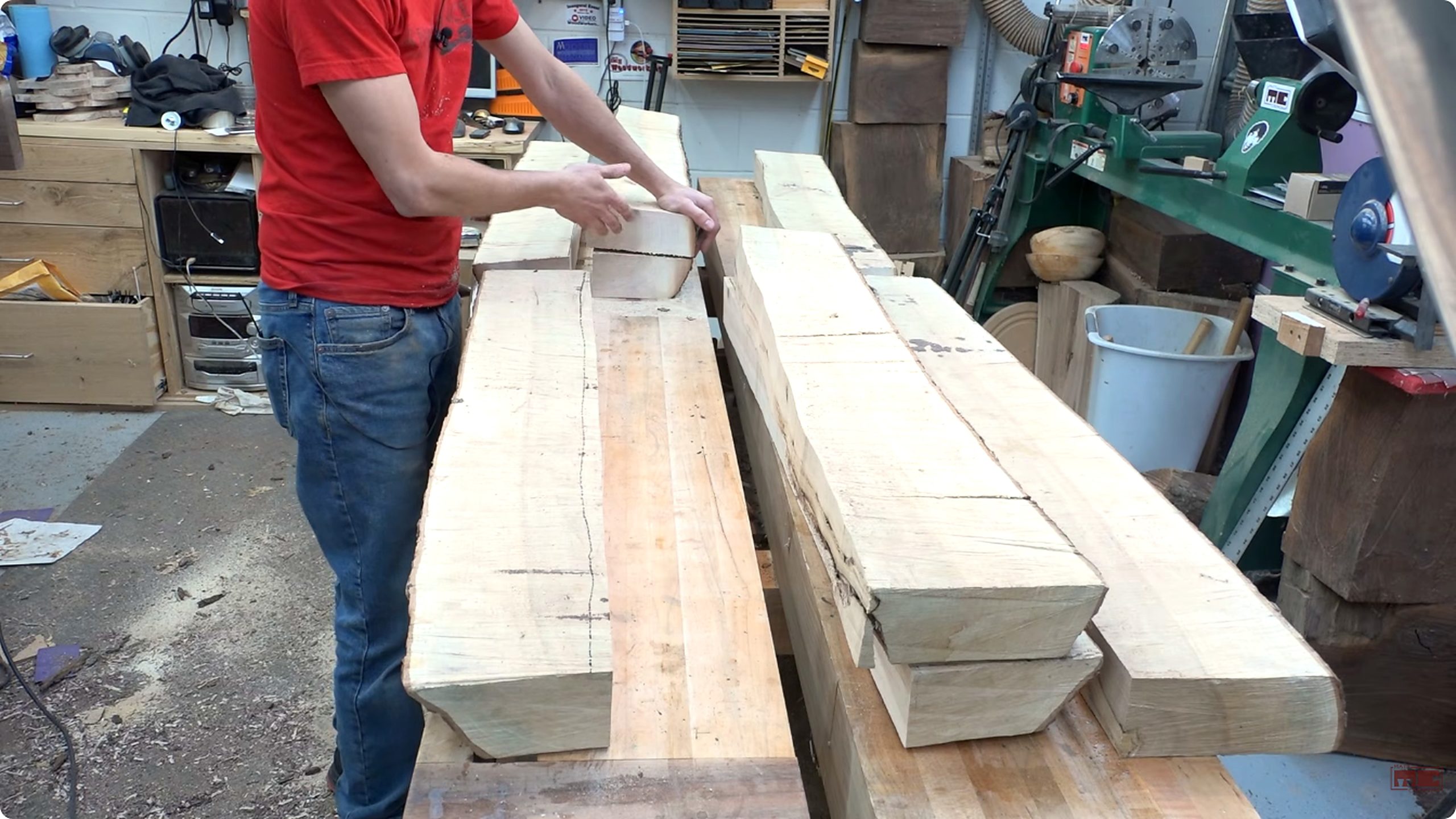 walnut tree heirloom bed - the main work stage that carries the video's practical lesson