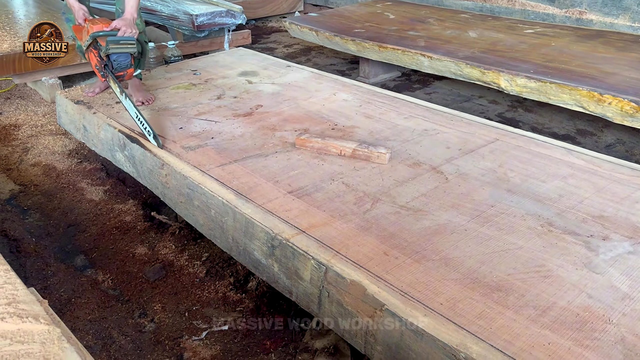 giant hardwood log bandsaw slab cutting broad sawn face inspection