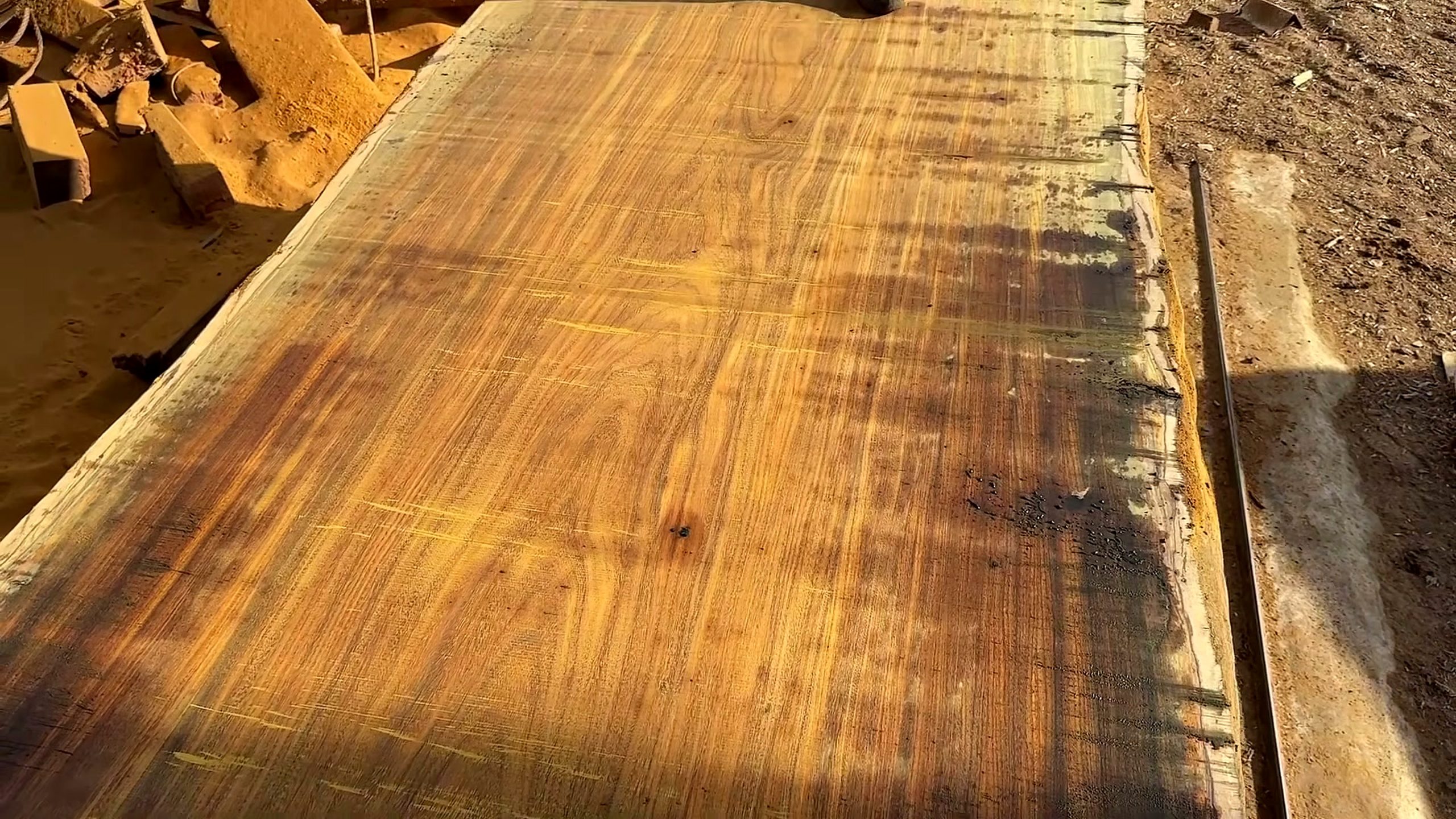 300 year old ironwood log riverbed wood - the main work stage that carries the video's practical lesson