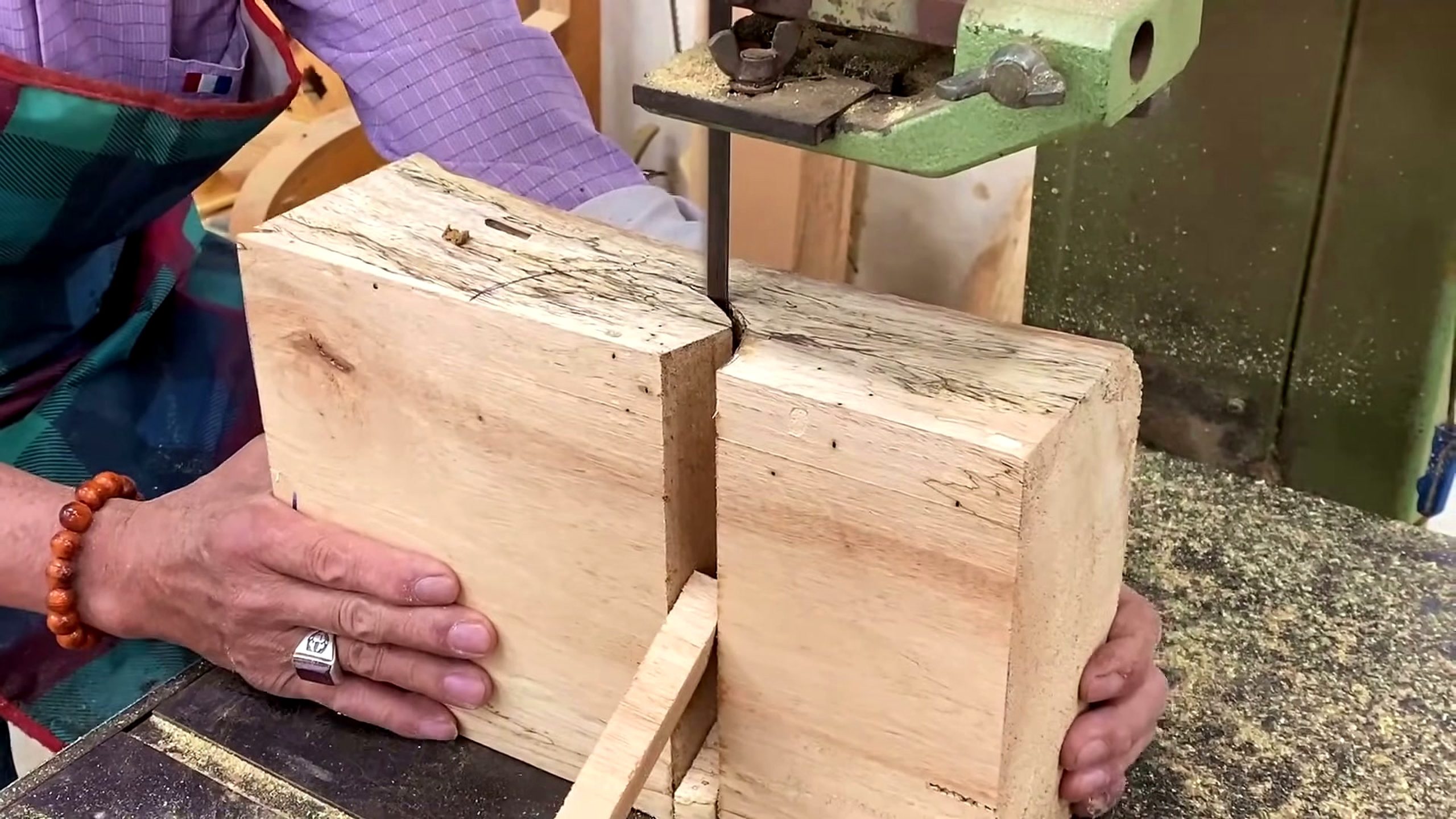 carpenter showed ingenious invention turning wood - the main work stage that carries the video's practical lesson