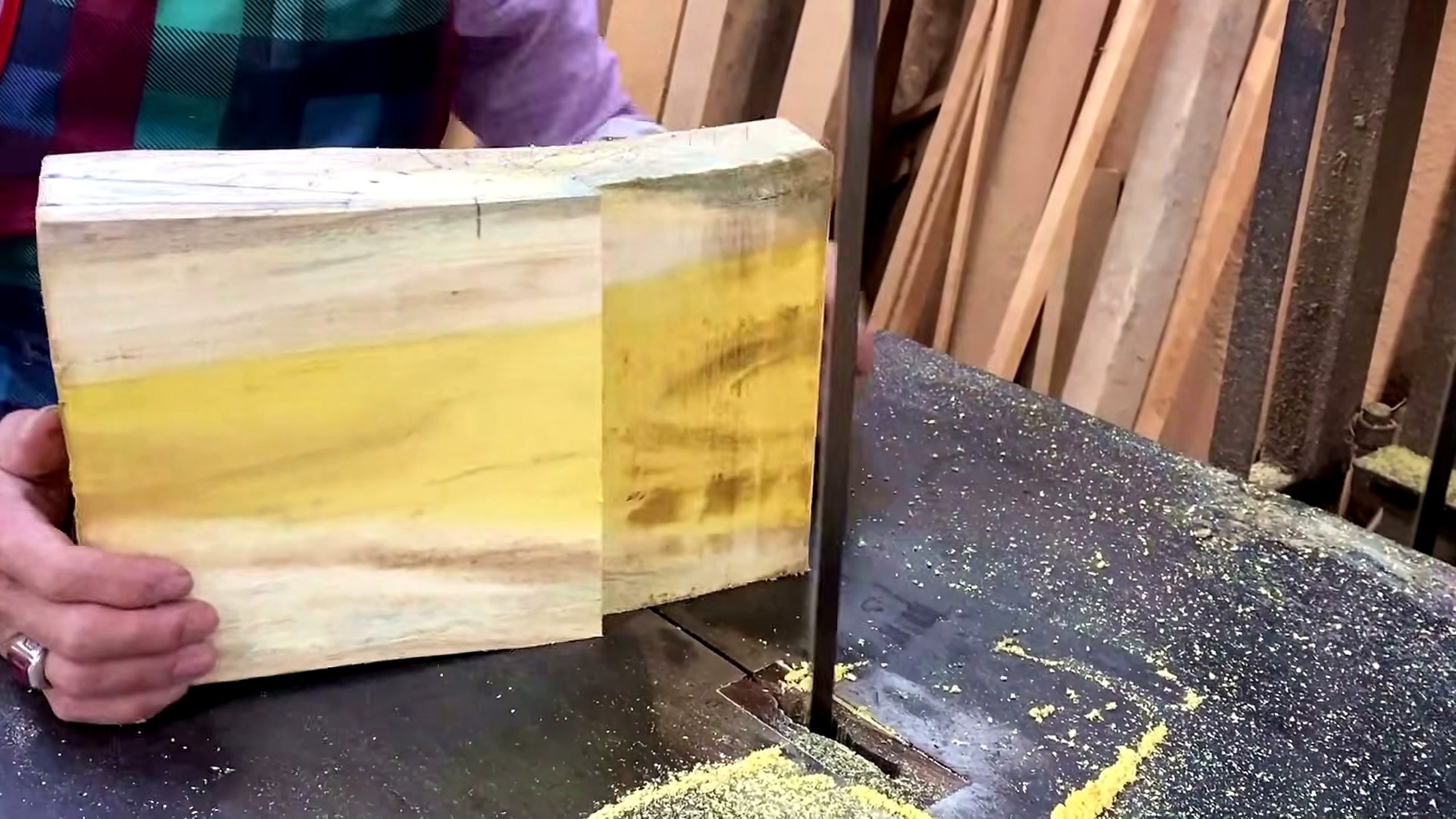 carpenter showed ingenious invention turning wood - the source video context before the main process is judged
