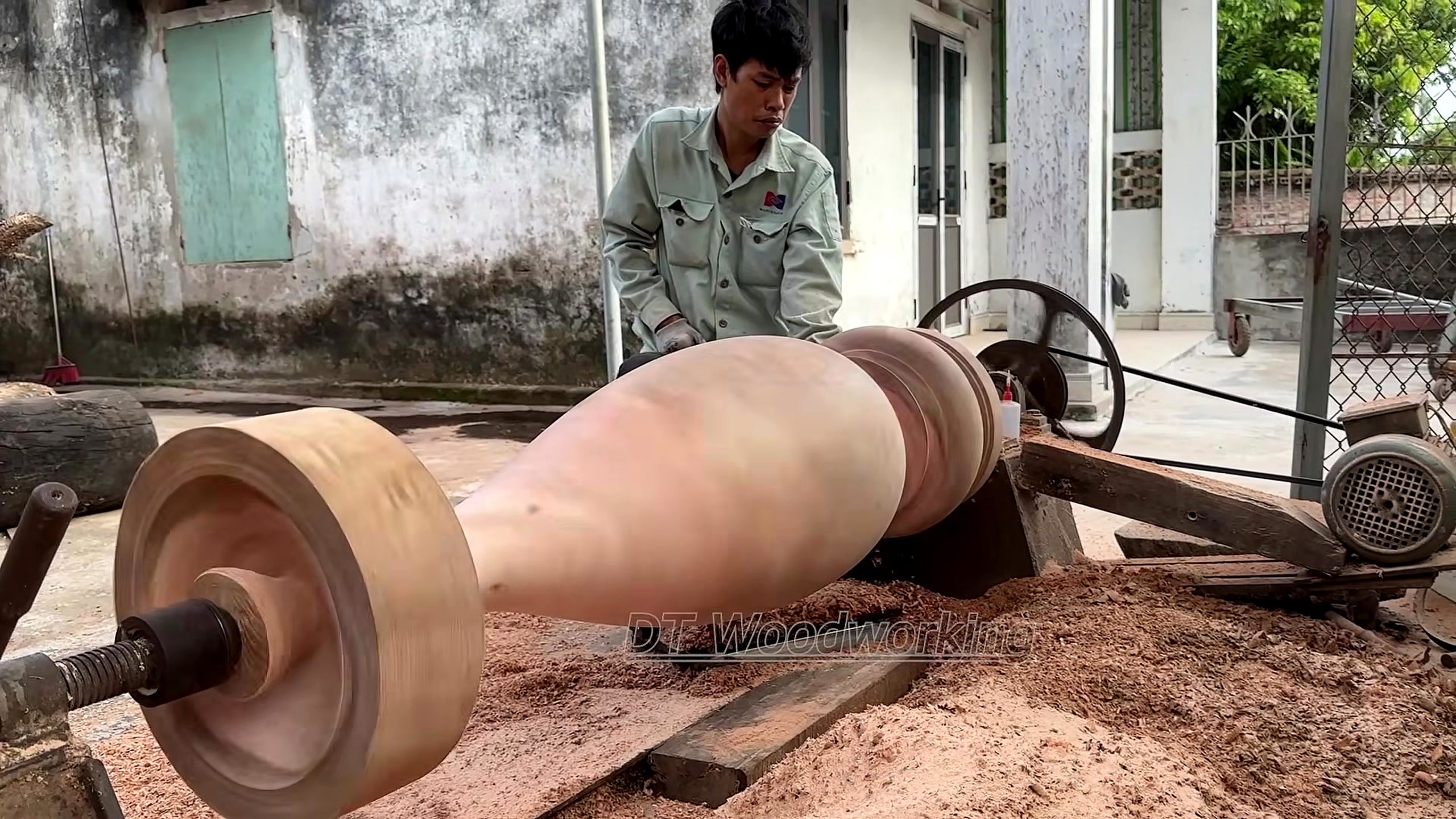 giant burnt log woodturning process - the smoother cylindrical and flared profile developing on the lathe
