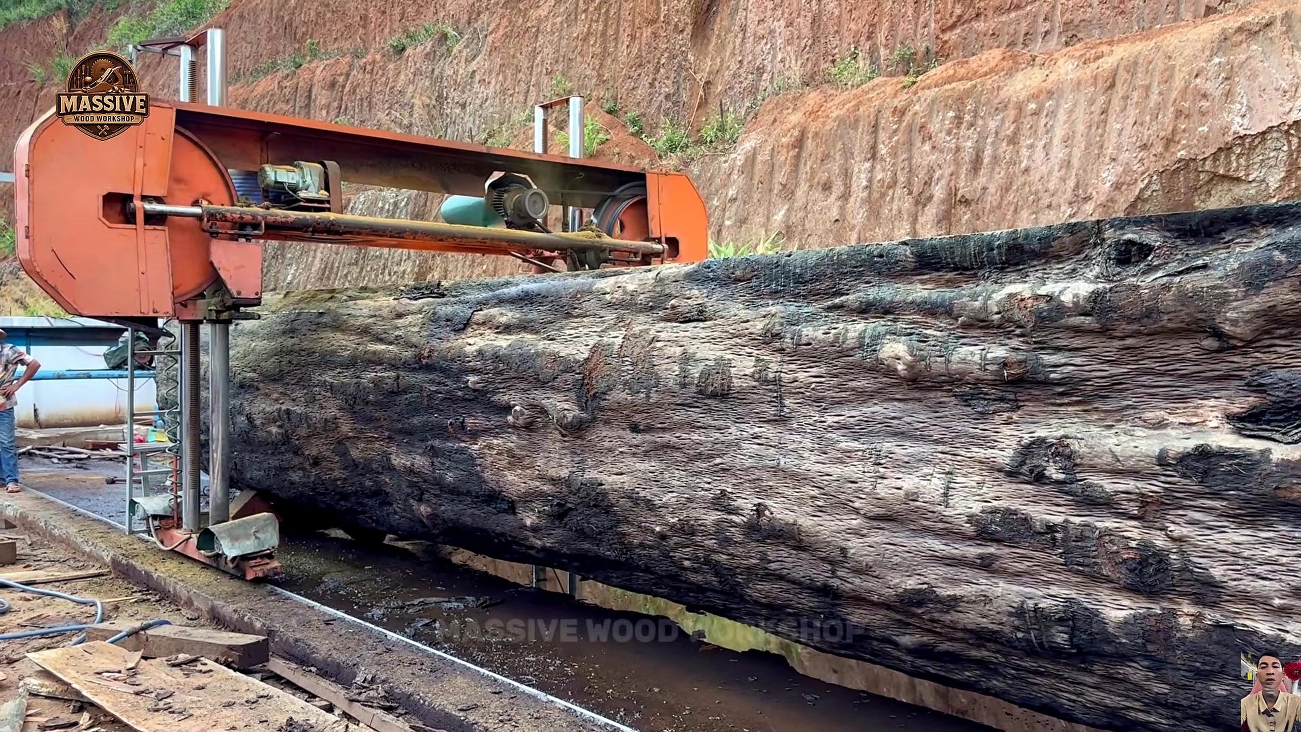 forest giant to live edge slab main work stage with the large saw head opening the trunk along the rail-guided path