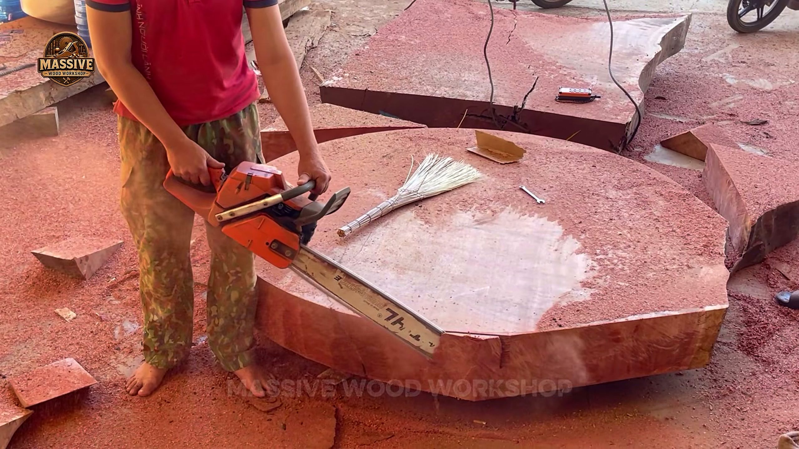 largest wood slabs - the main work stage that carries the video's practical lesson