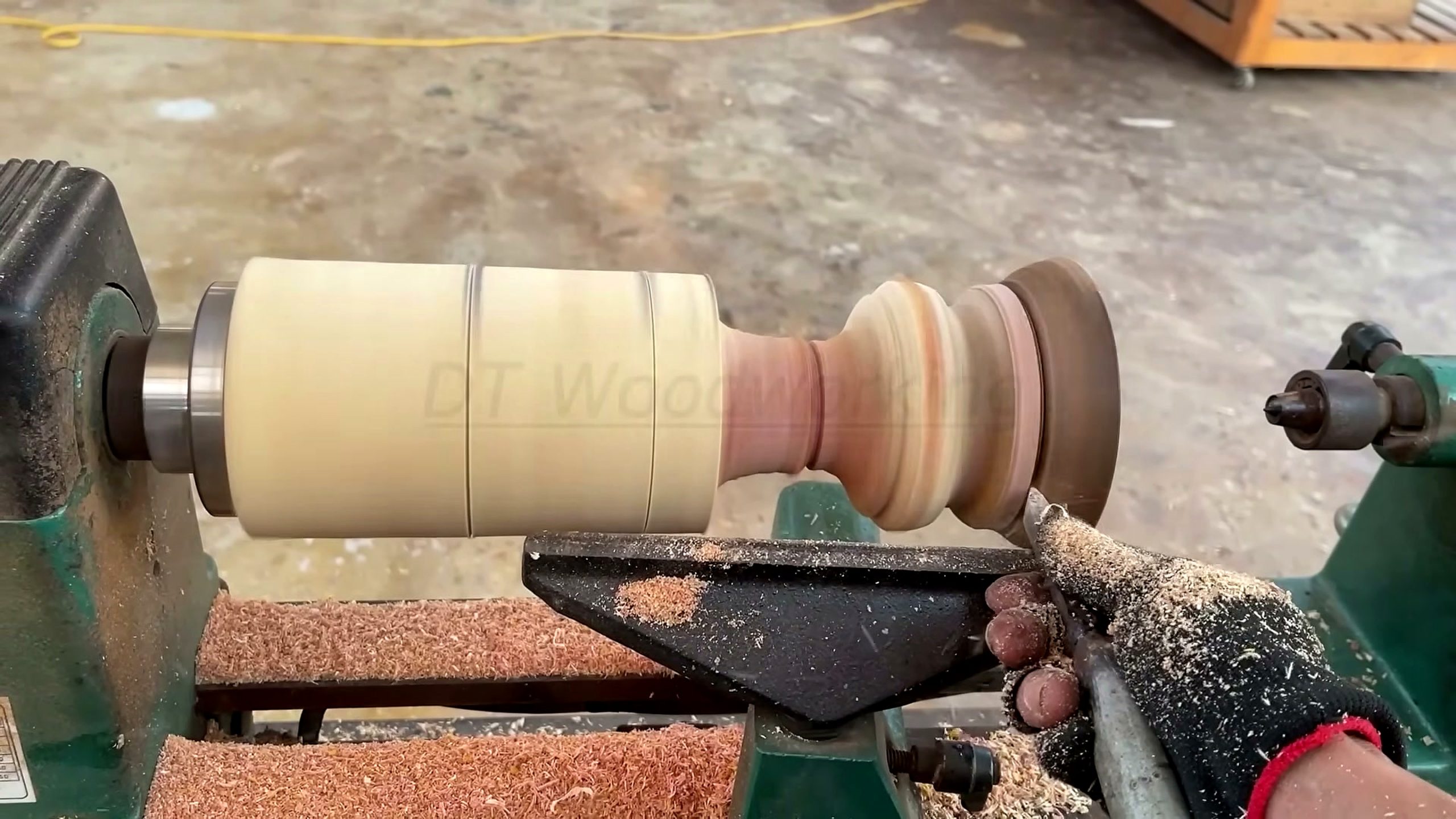 coconut wood turning - the main work stage that carries the video's practical lesson