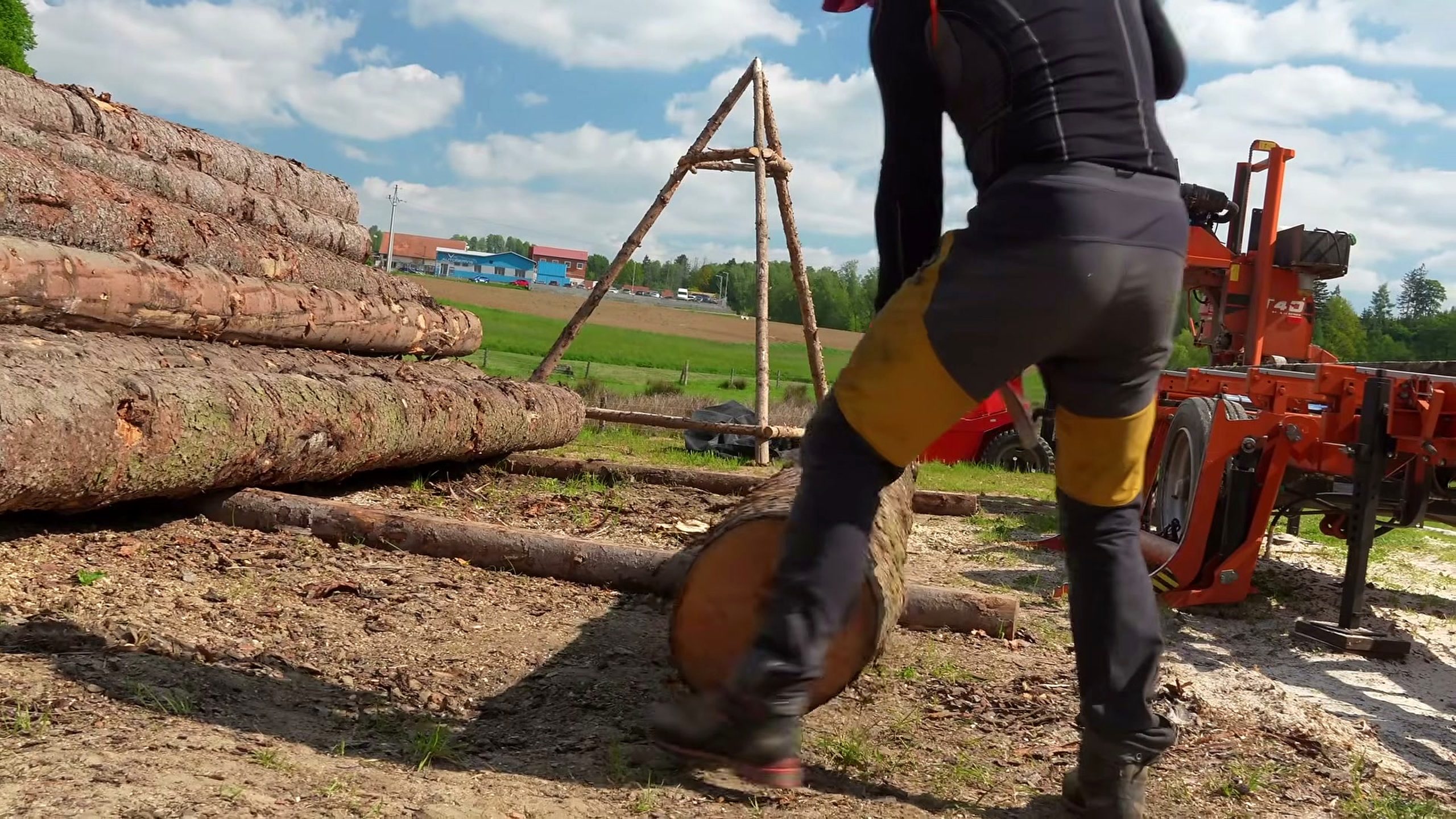 portable sawmill cuts massive meter tree - the main work stage that carries the video's practical lesson