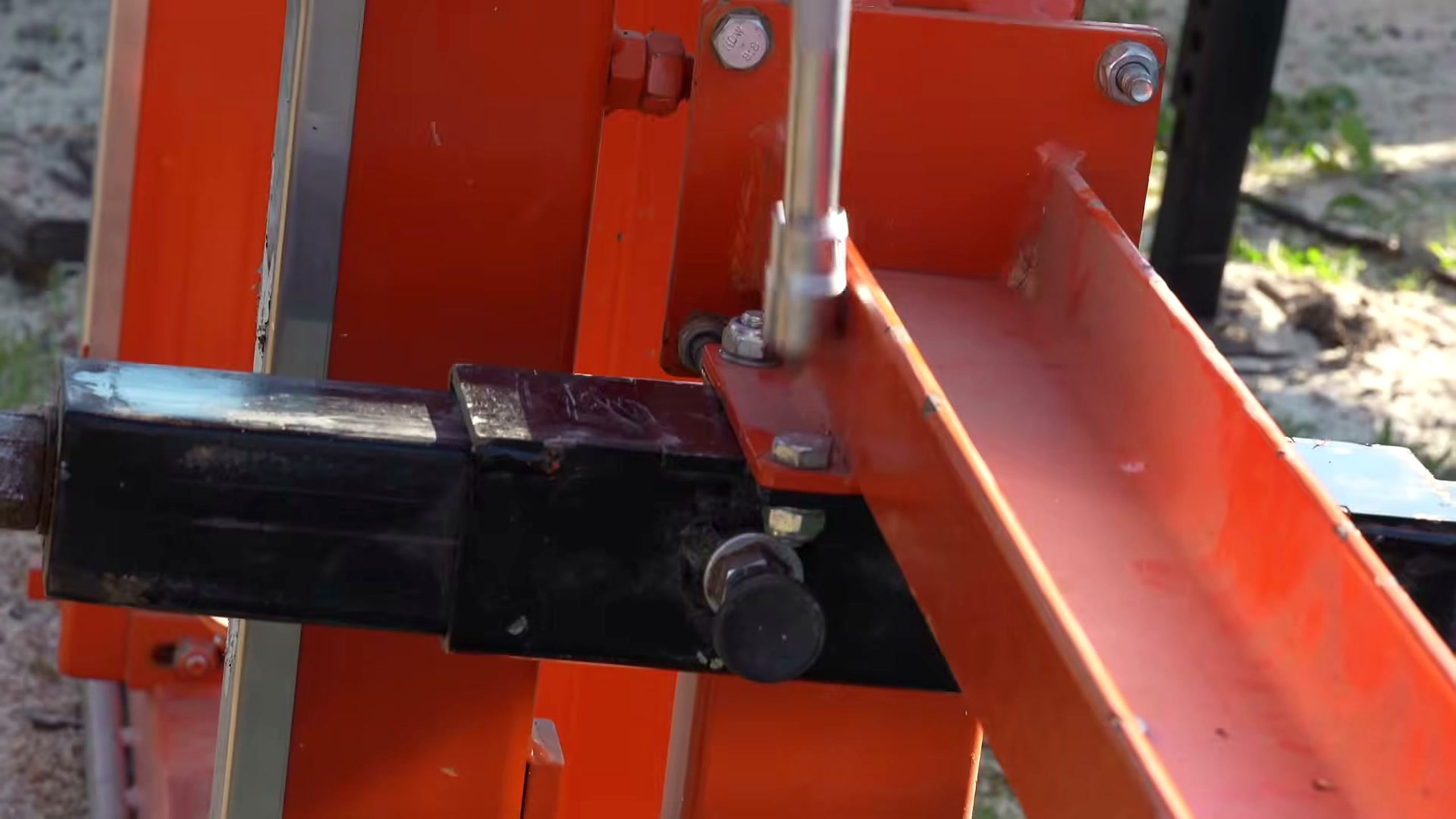portable sawmill cuts massive meter tree - the source video context before the main process is judged