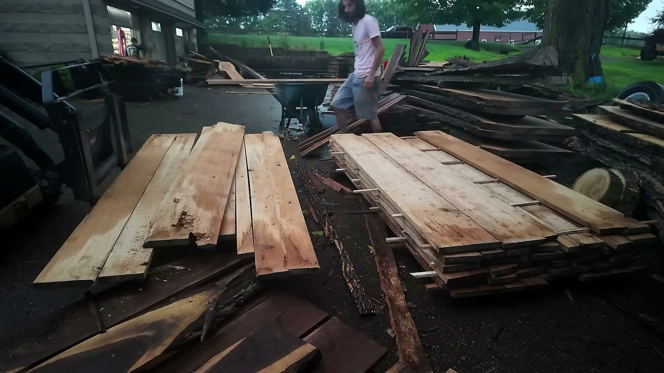 stacking clean after running sawmill - the main work stage that carries the video's practical lesson