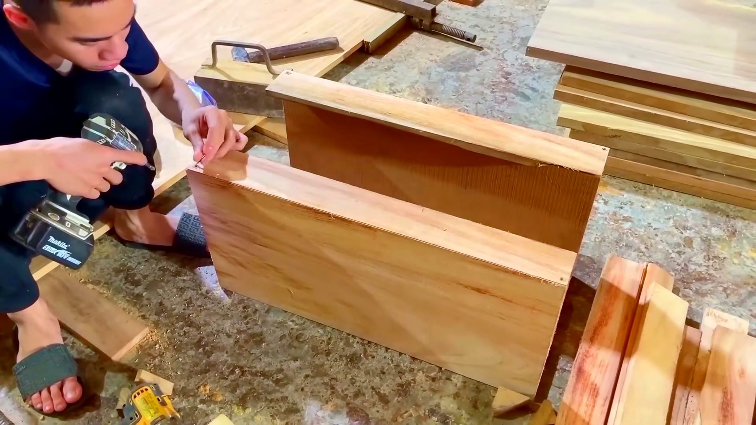 watch van ingenious skills create vintage wood - the source video context before the main process is judged