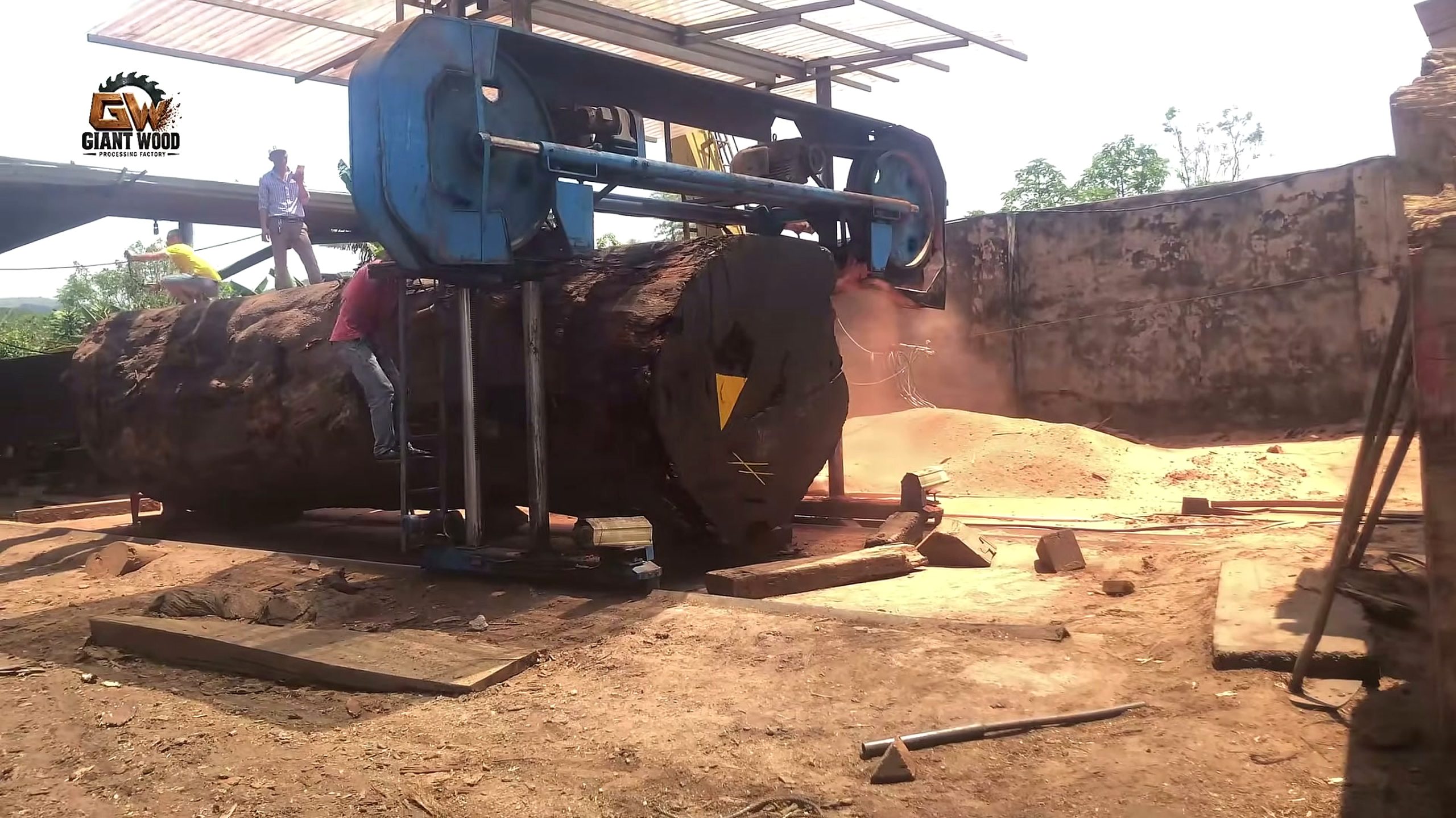 colossal timber arrived dozens workers machines - the main work stage that carries the video's practical lesson