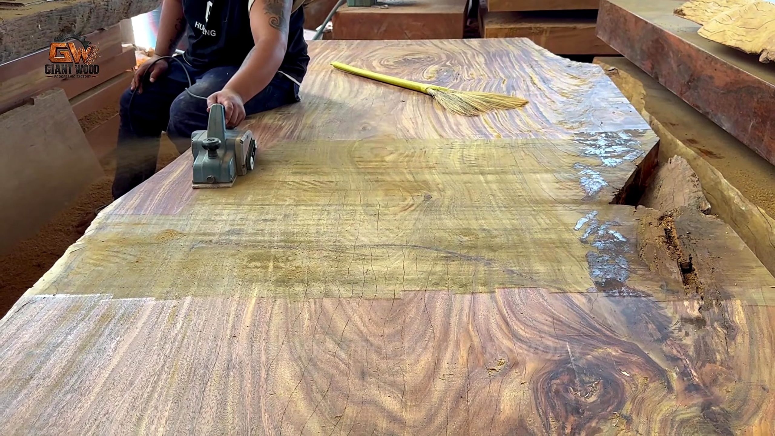giant fallen tree bandsaw slab recovery - powered hand planer preparing a figured slab at 6872.14 seconds