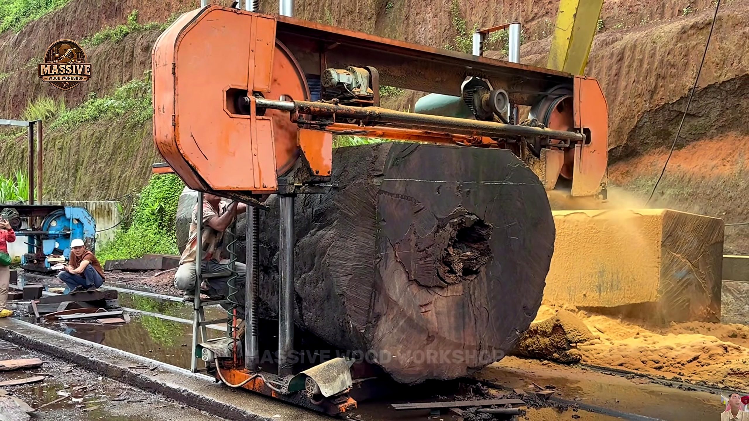 giant log bandsaw slab table process - the bandsaw opening the dark end of the giant log section