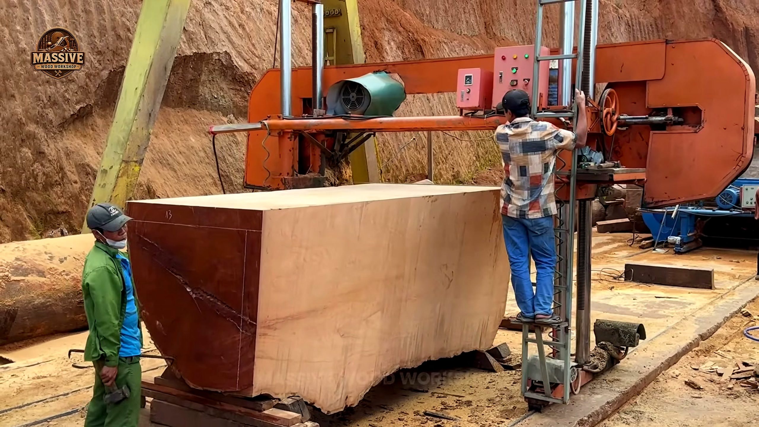 3000-year-old giant log - the main work stage that carries the video's practical lesson