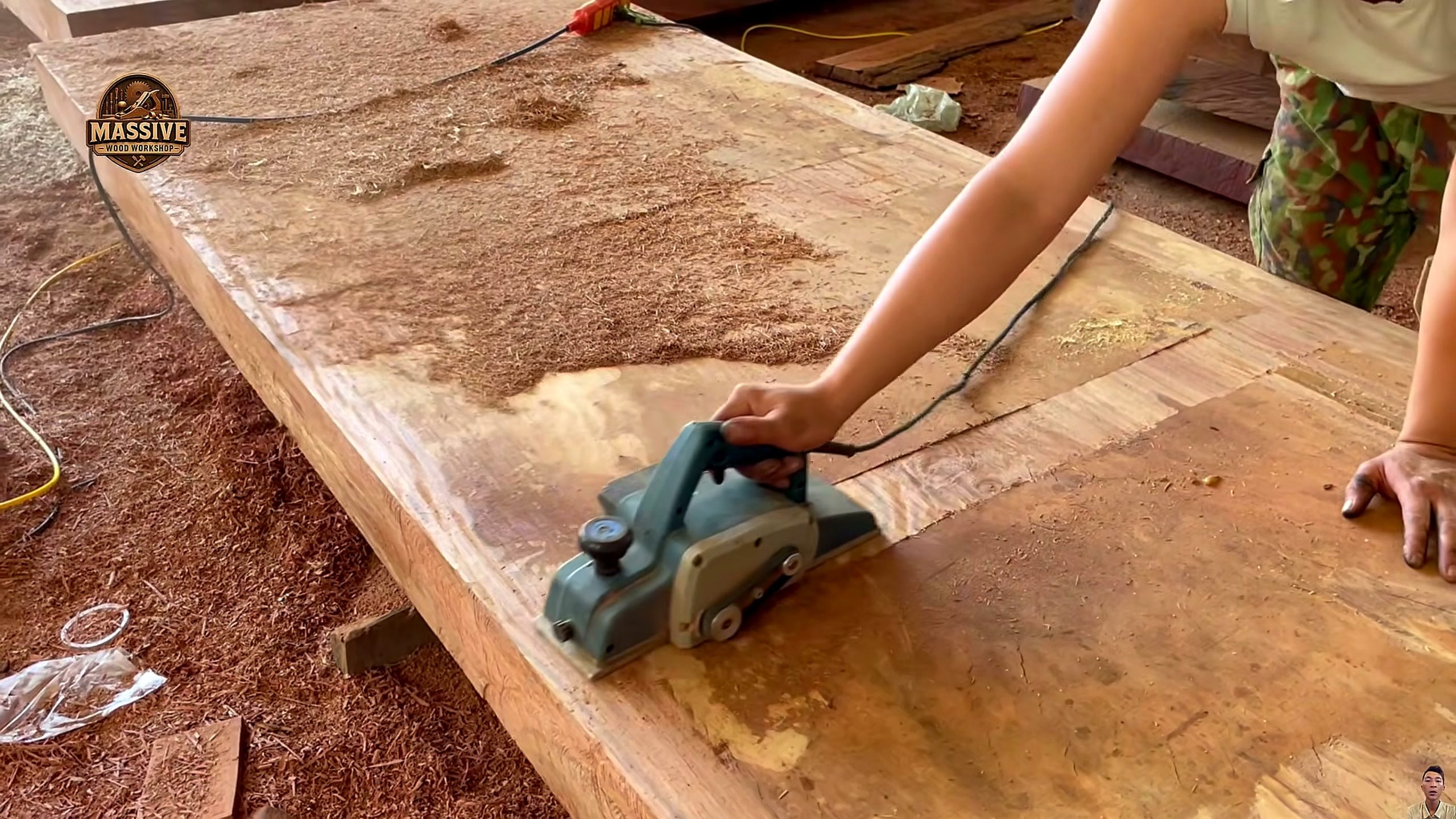 40-foot giant log - the main work stage that carries the video's practical lesson