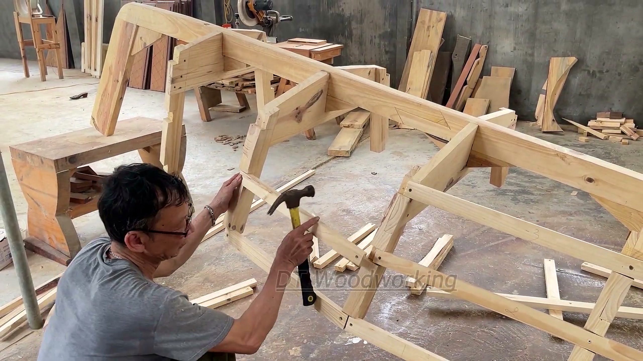 american pine wood - the main work stage that carries the video's practical lesson