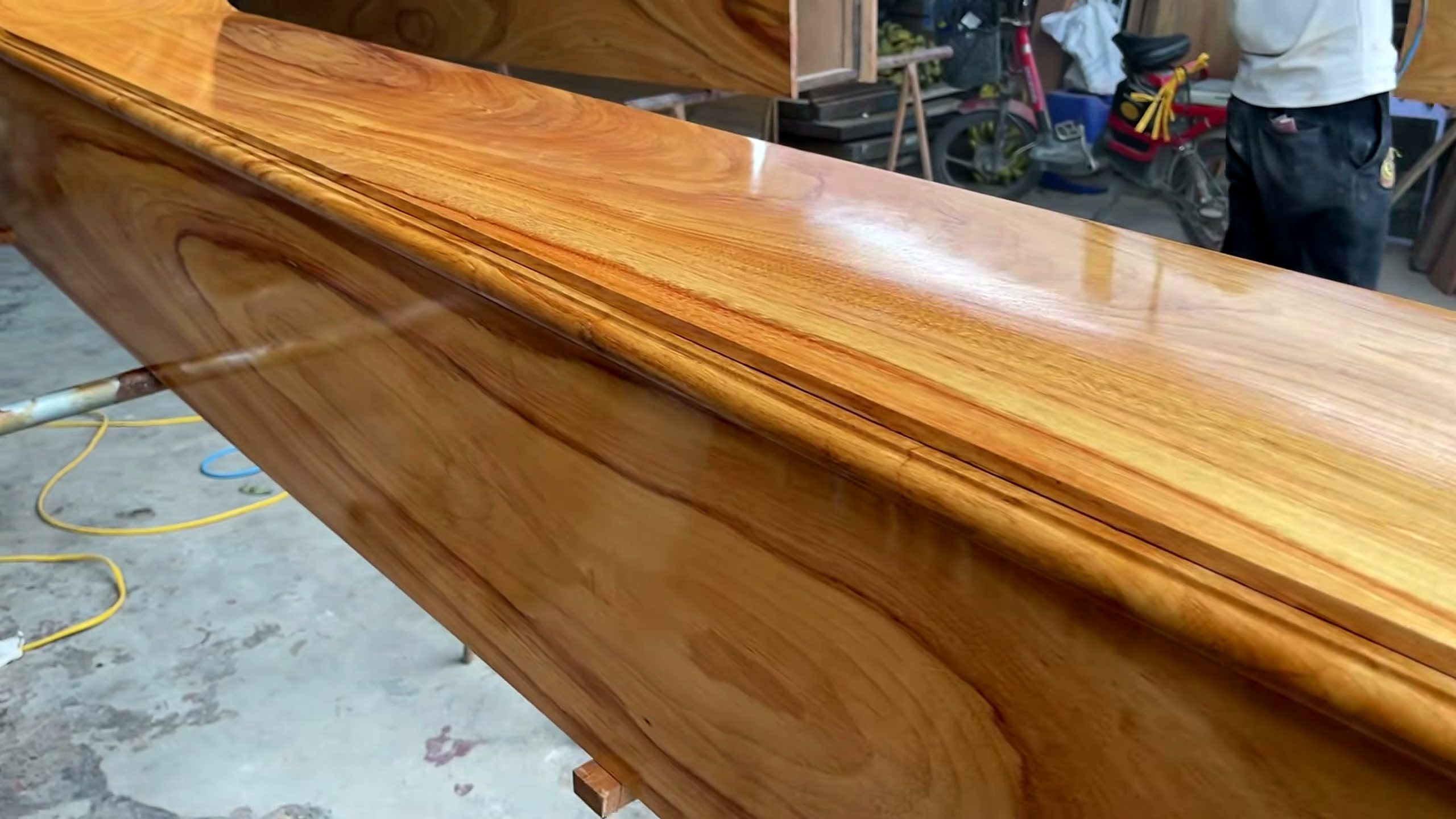 carving giant solid wood - the setup or early workflow visible in the source video