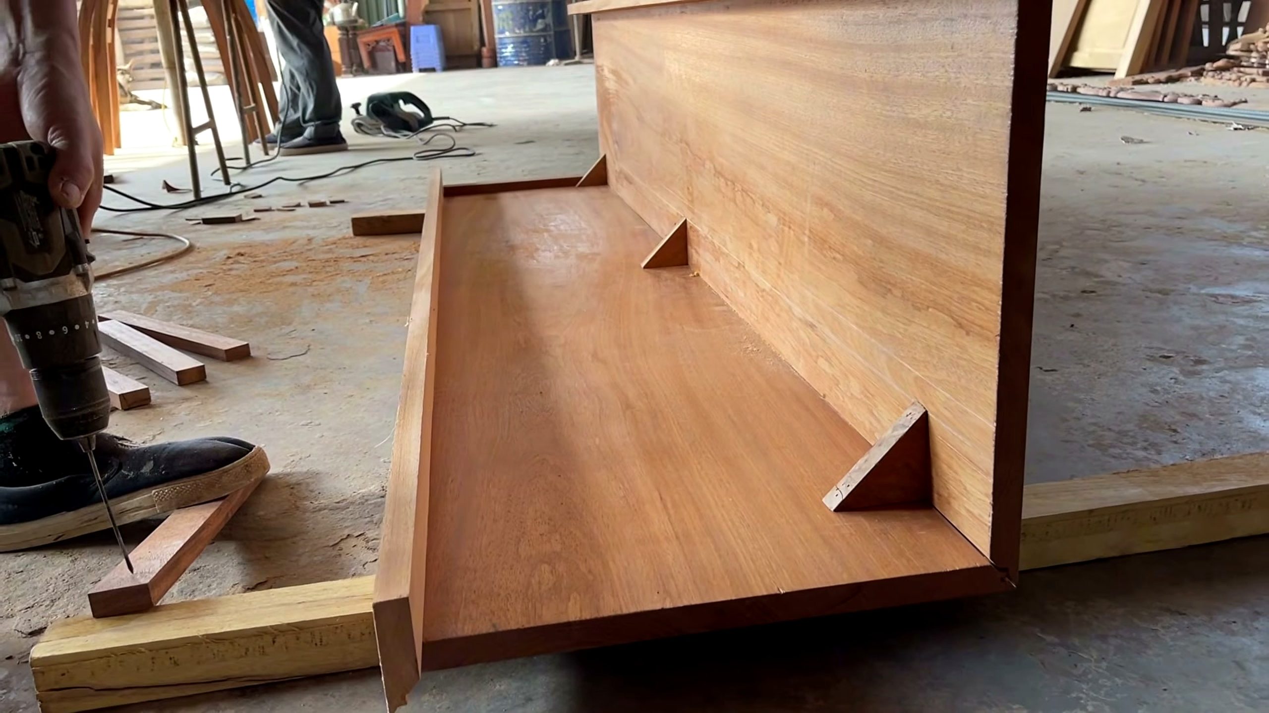 carving giant solid wood - the source video context before the main process is judged