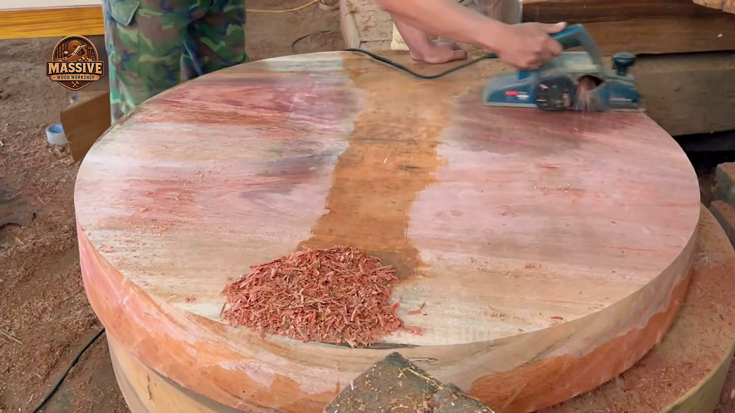 clean wood - the main work stage that carries the video's practical lesson