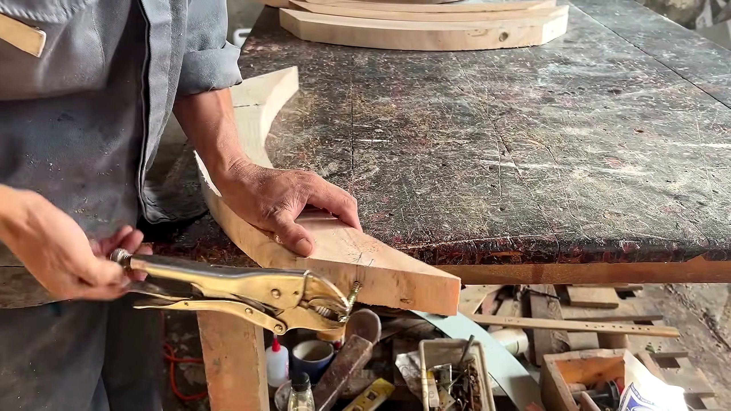 curved hexagonal coffee table - the source video context before the main process is judged