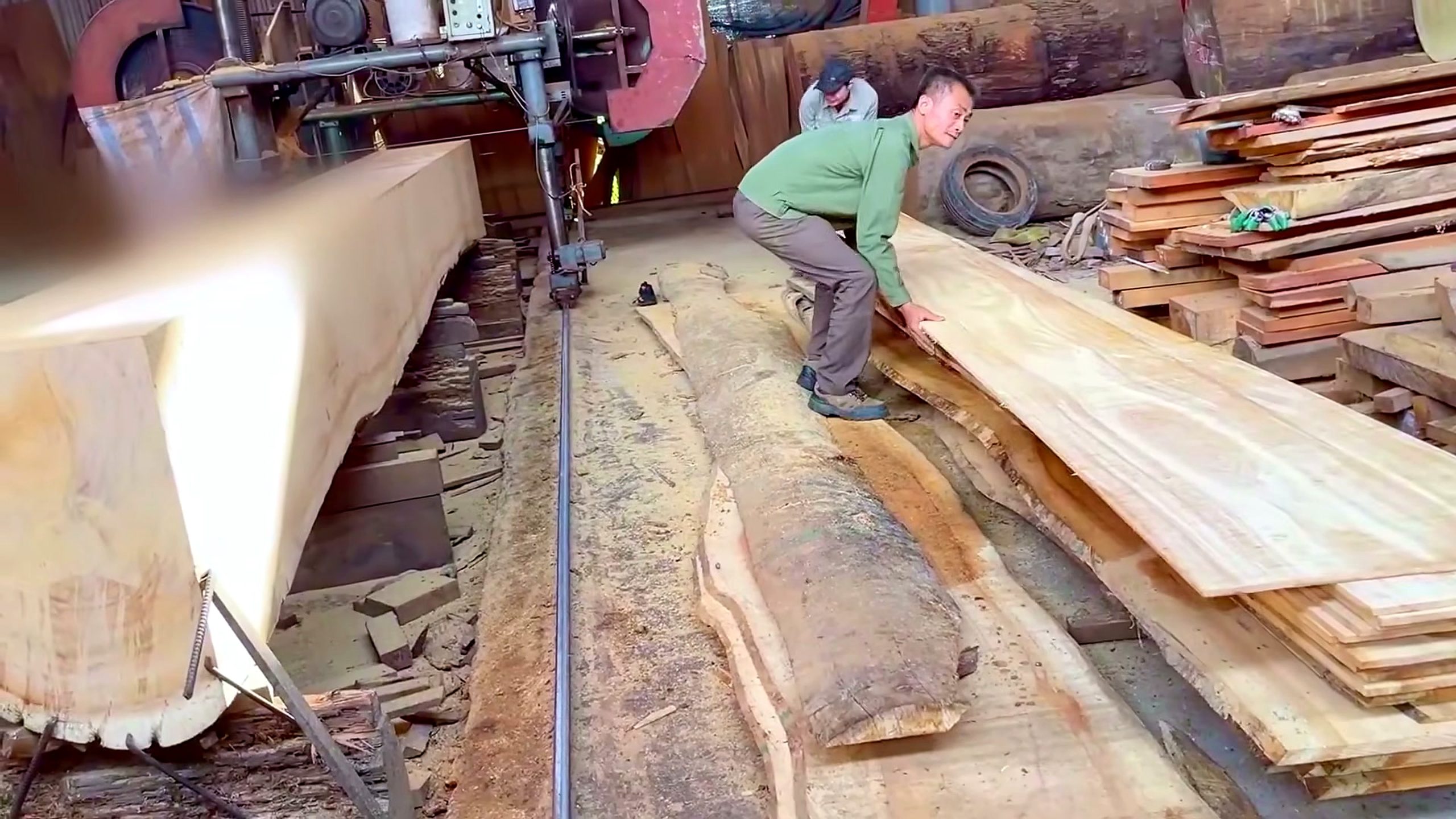 extremely ingenious woodworker van creates beautiful - the source video context before the main process is judged
