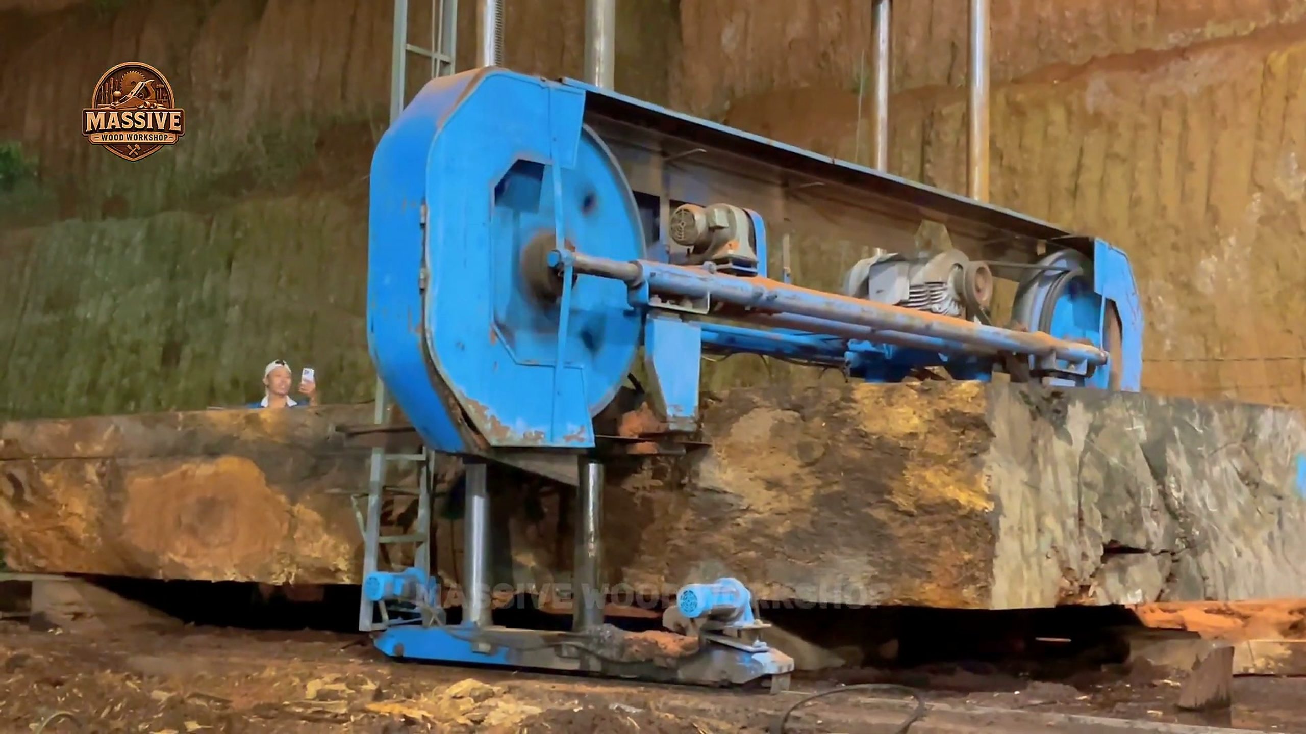 giant wood slab - the main work stage that carries the video's practical lesson