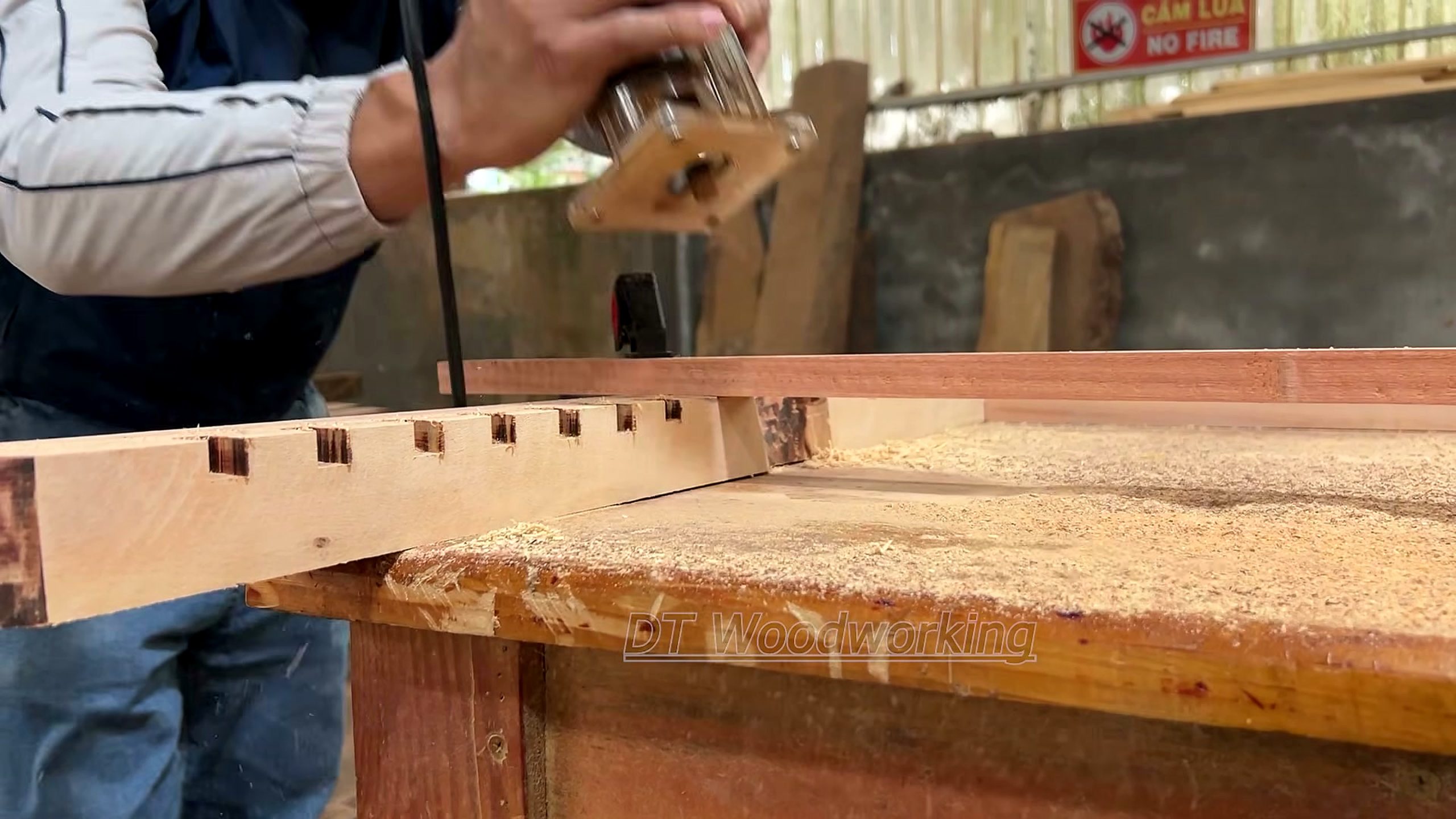 large tree stump - the main work stage that carries the video's practical lesson
