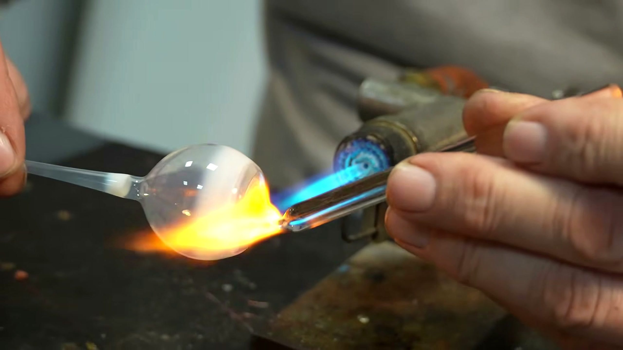 making real glass eye hand - the main work stage that carries the video's practical lesson