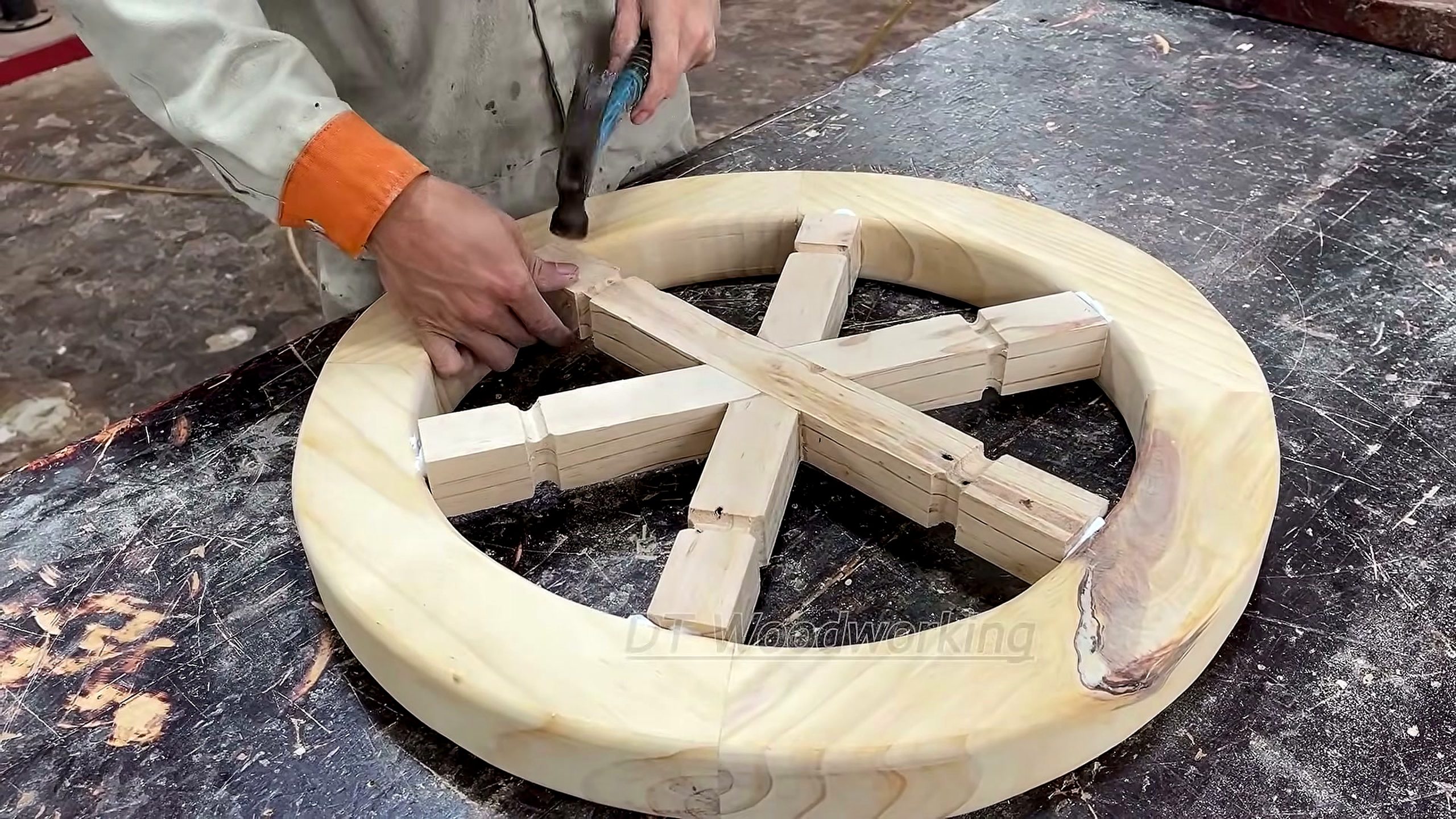 ordinary wood - the main work stage that carries the video's practical lesson