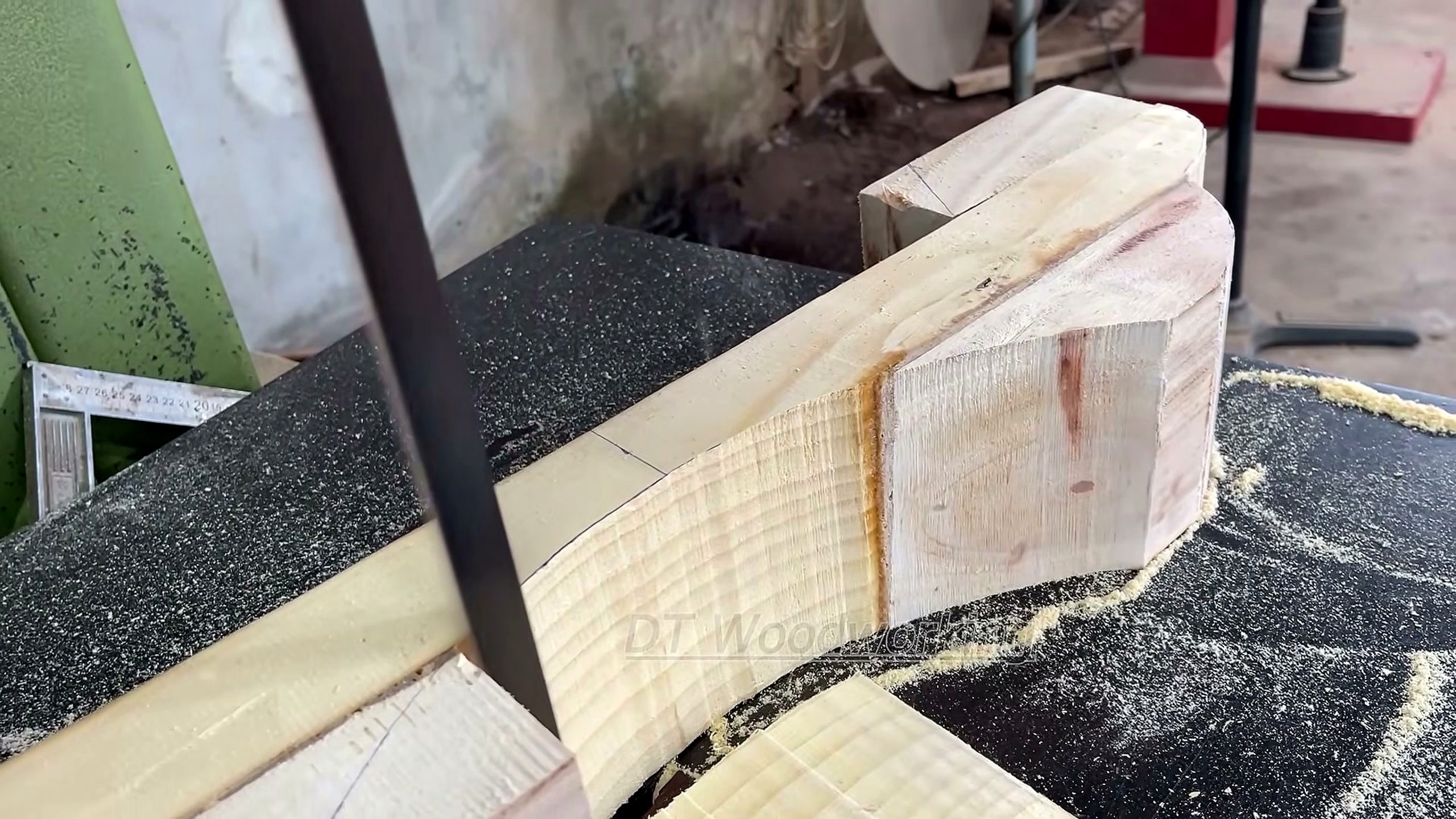 ordinary wood - the source video context before the main process is judged