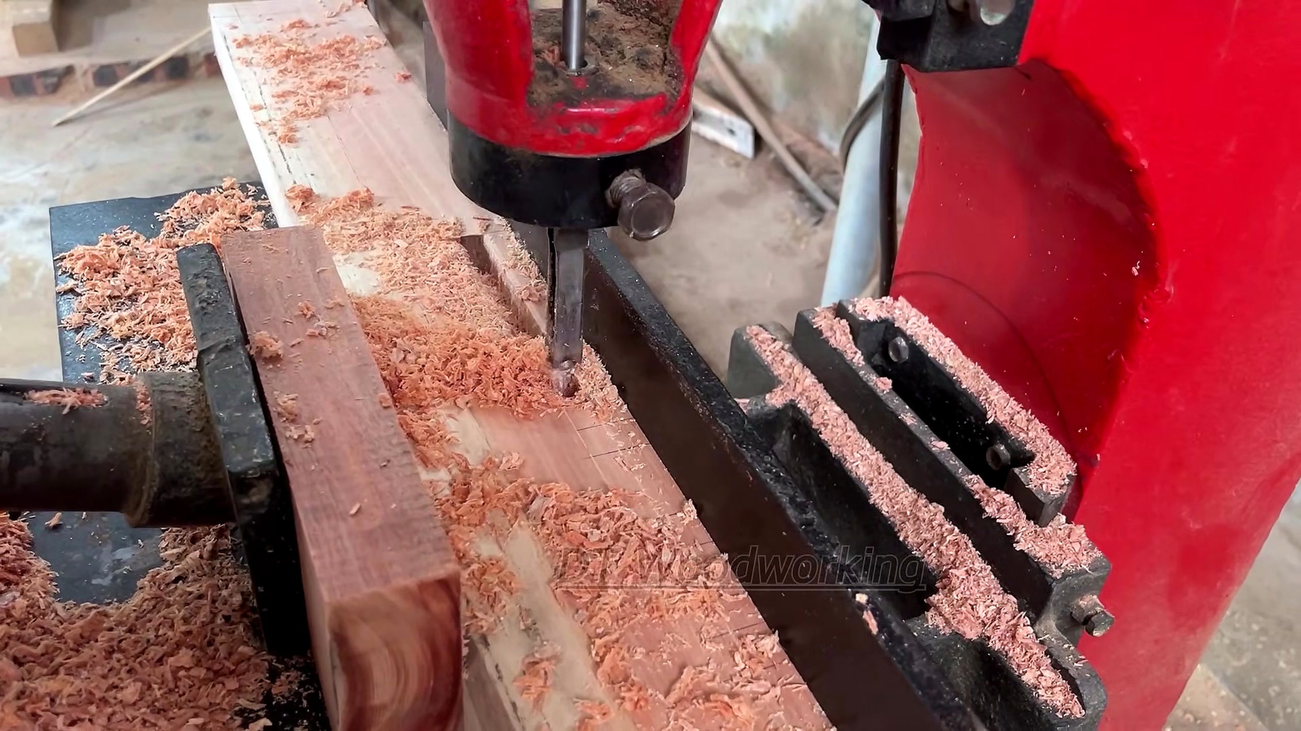 redwood logs - the main work stage that carries the video's practical lesson
