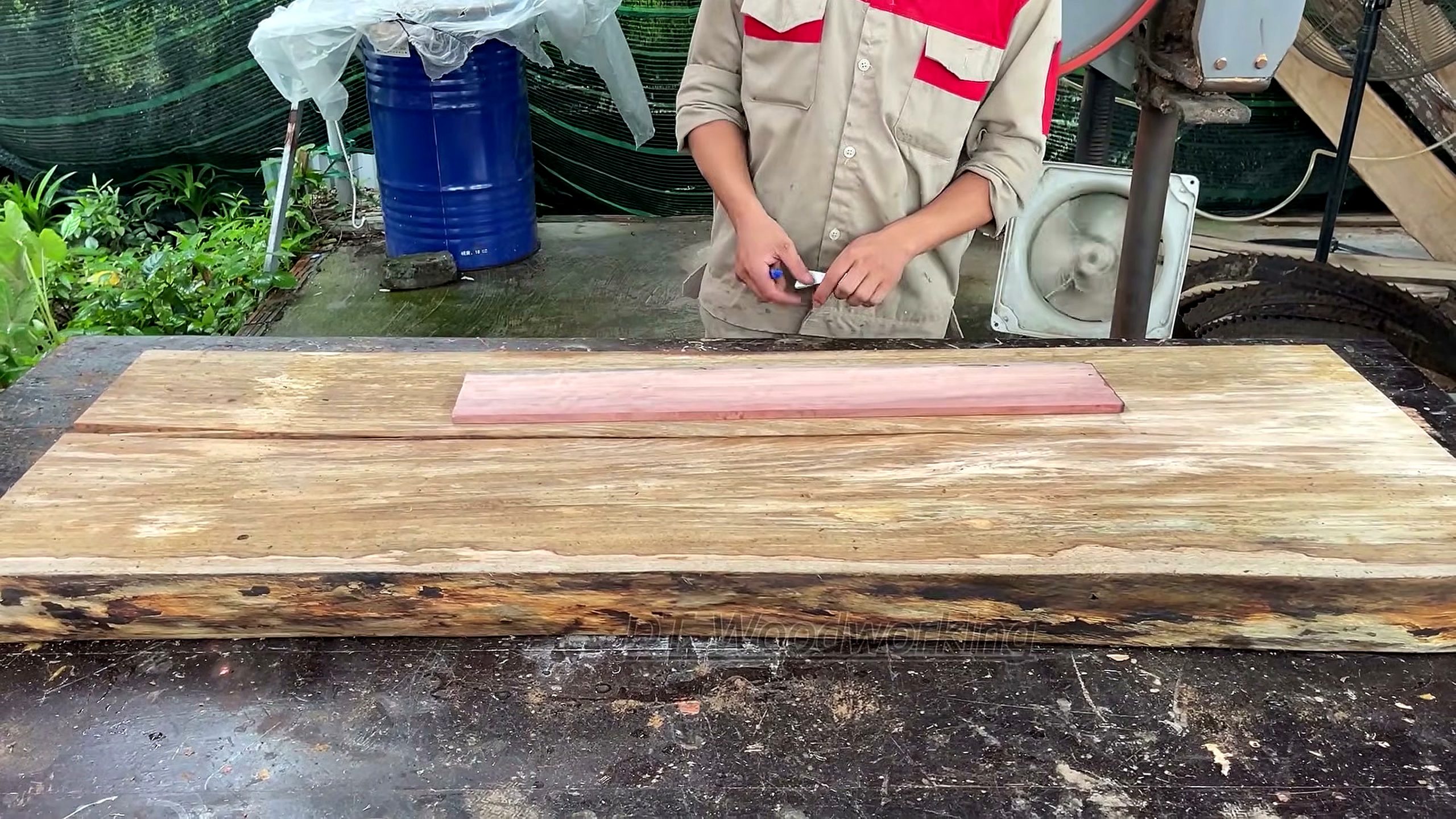 solid black wood slab - the source video context before the main process is judged