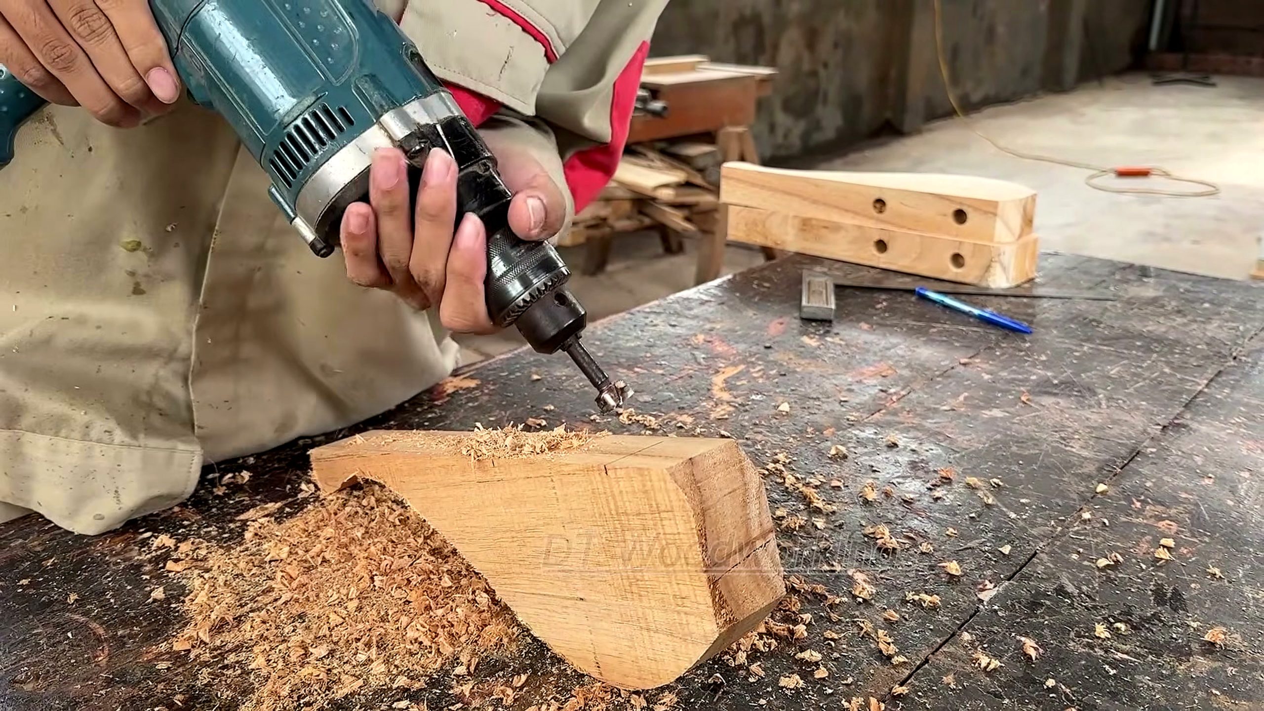solid natural wood slabs - a detail-check moment that helps readers inspect the process