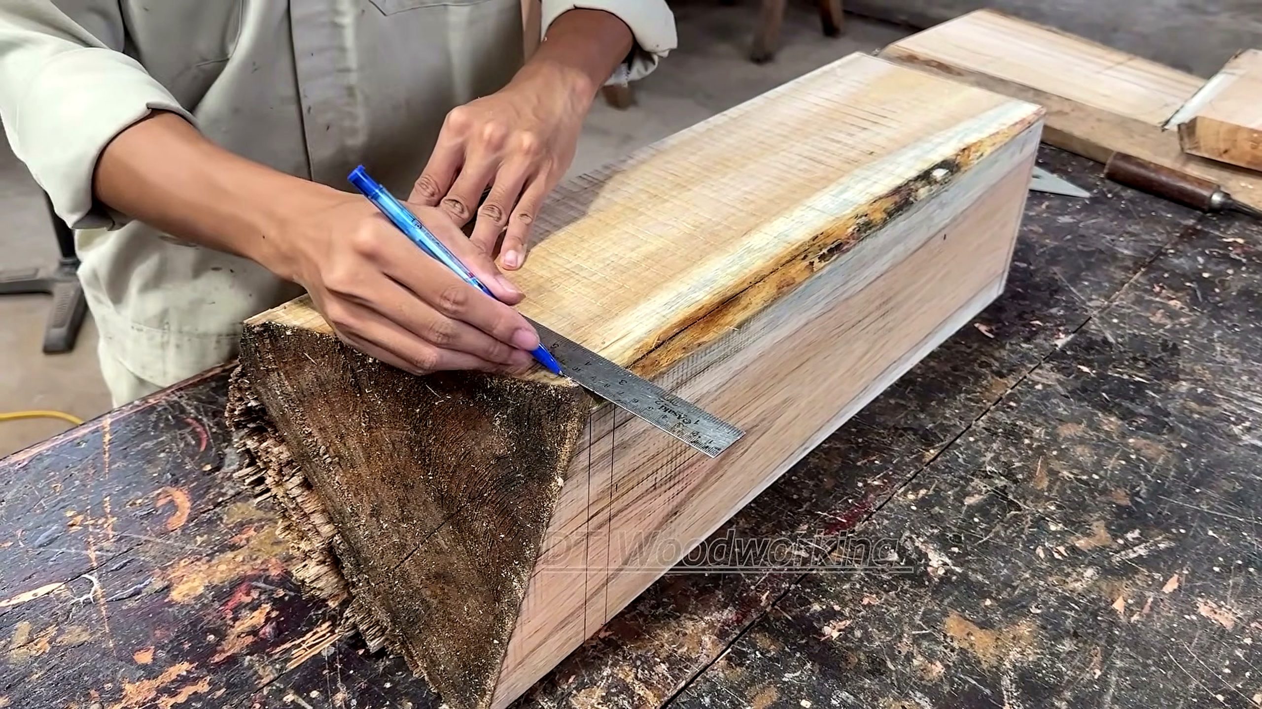 solid natural wood slabs - the main work stage that carries the video's practical lesson