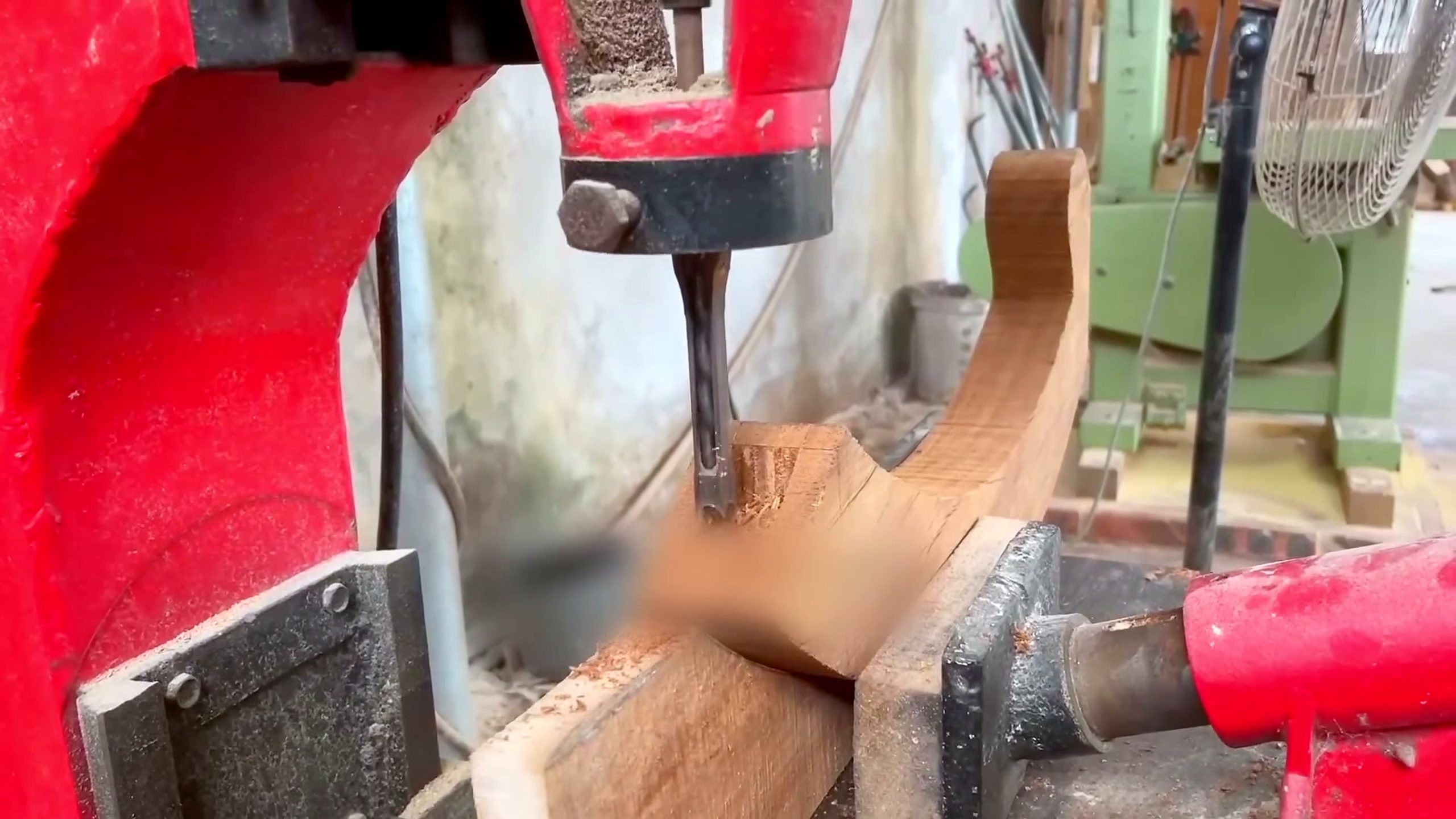 solid rough burl wood - the main work stage that carries the video's practical lesson