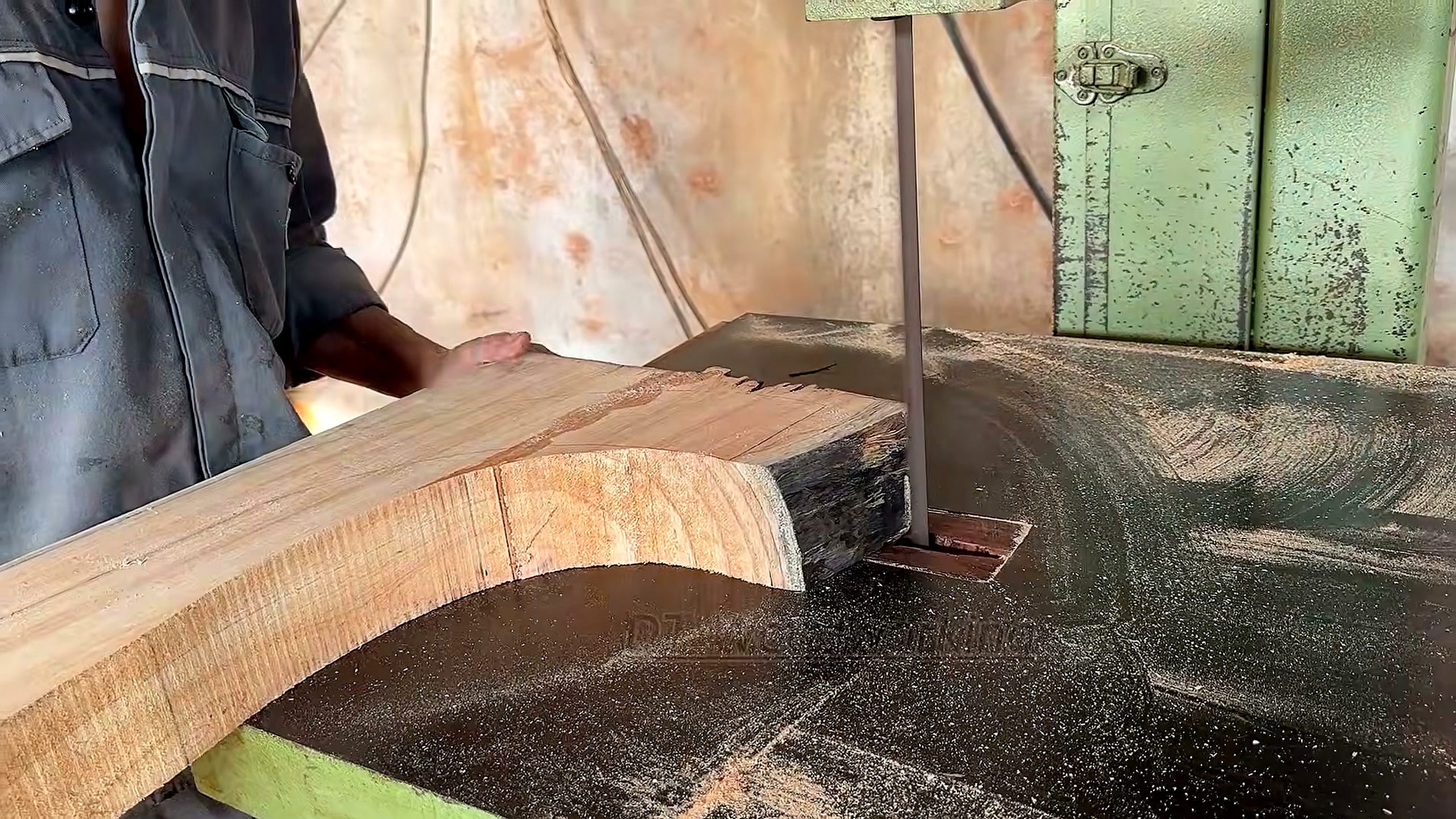 stunning furniture masterpiece - the source video context before the main process is judged