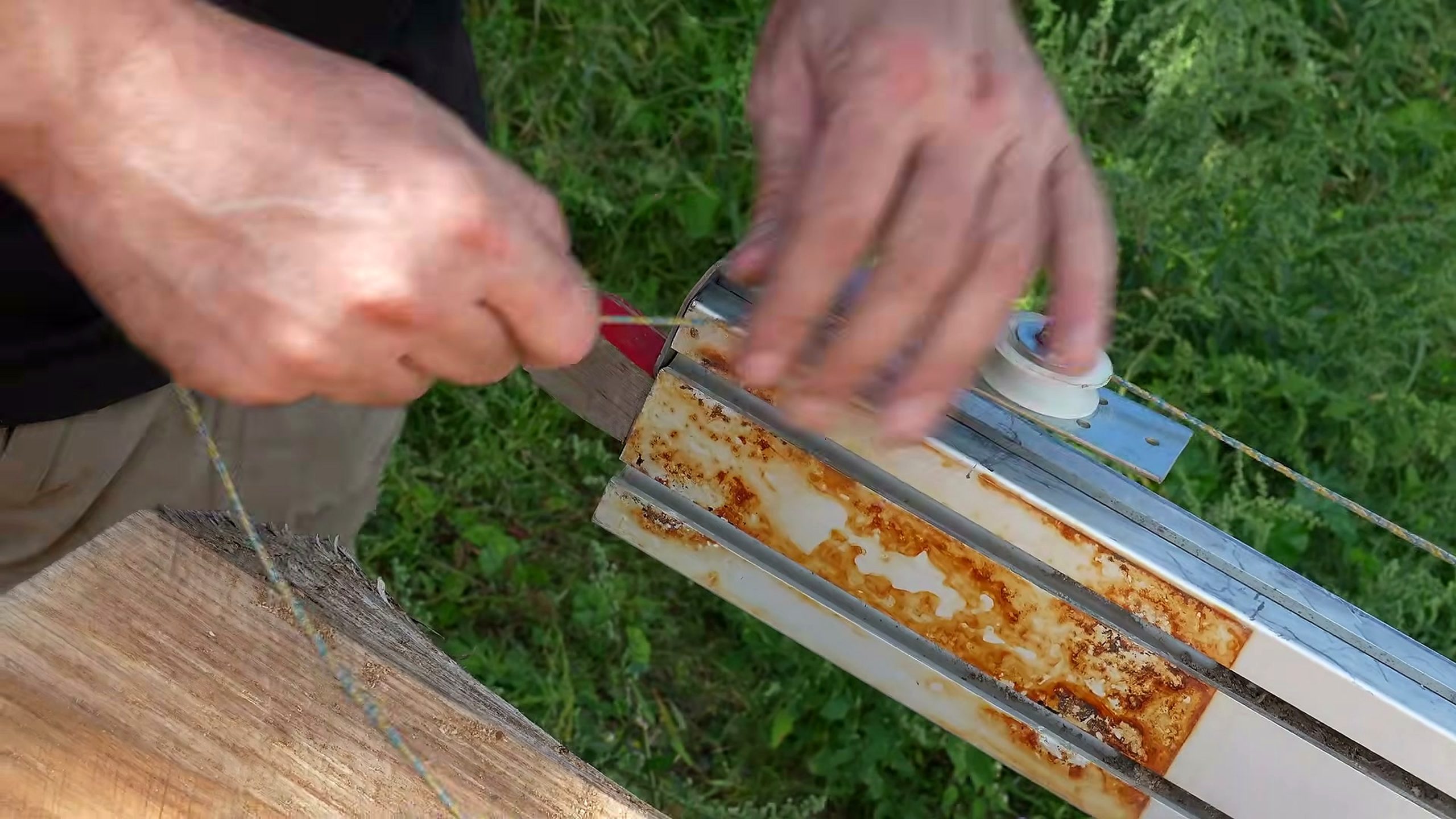 wide wood slabs - the main work stage that carries the video's practical lesson